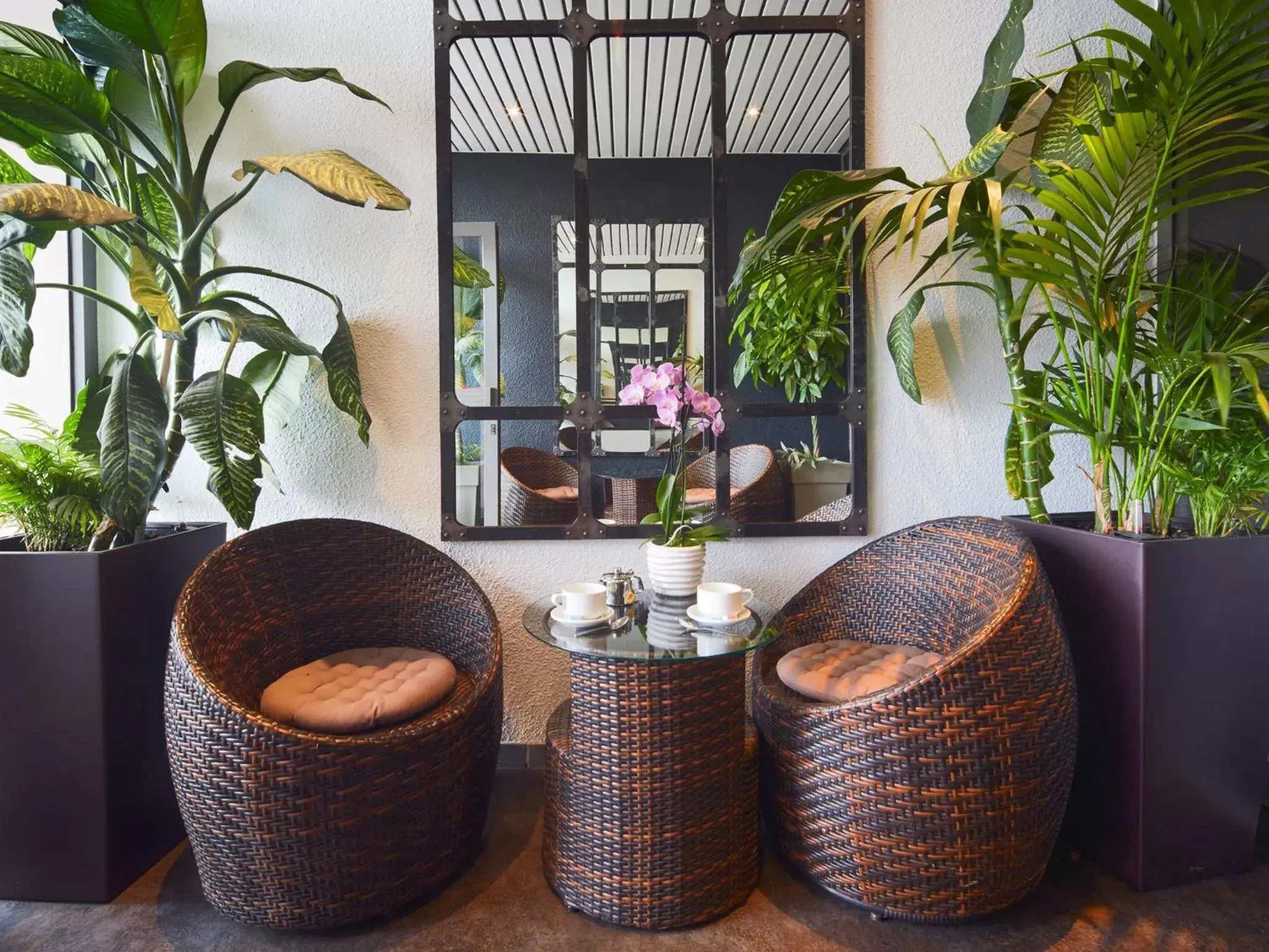 Lounge or bar in Kyriad Hôtel Orly Aéroport - Athis Mons Lounge or bar in Kyriad Hôtel Orly Aéroport - Athis Mons