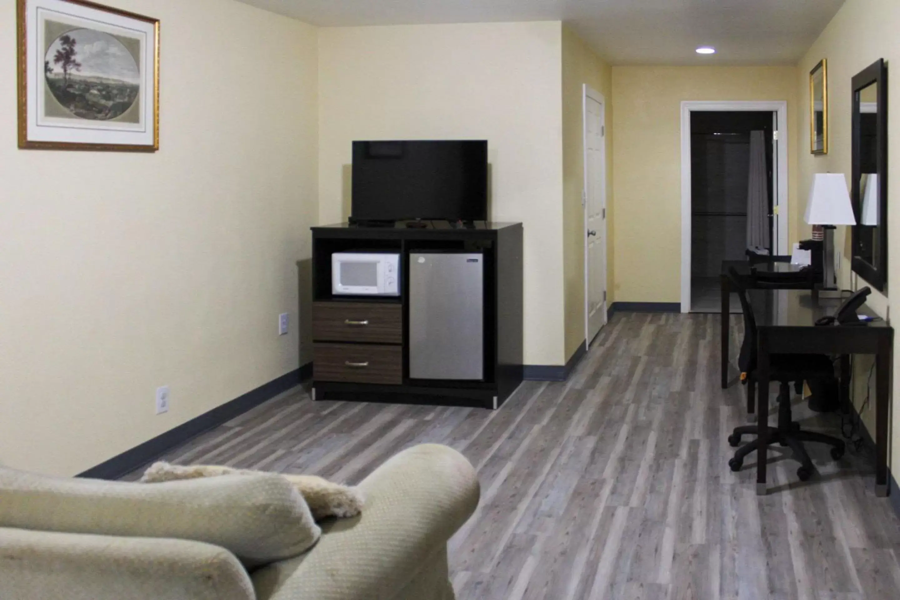 Bedroom, TV/Entertainment Center in Rodeway Inn Medford