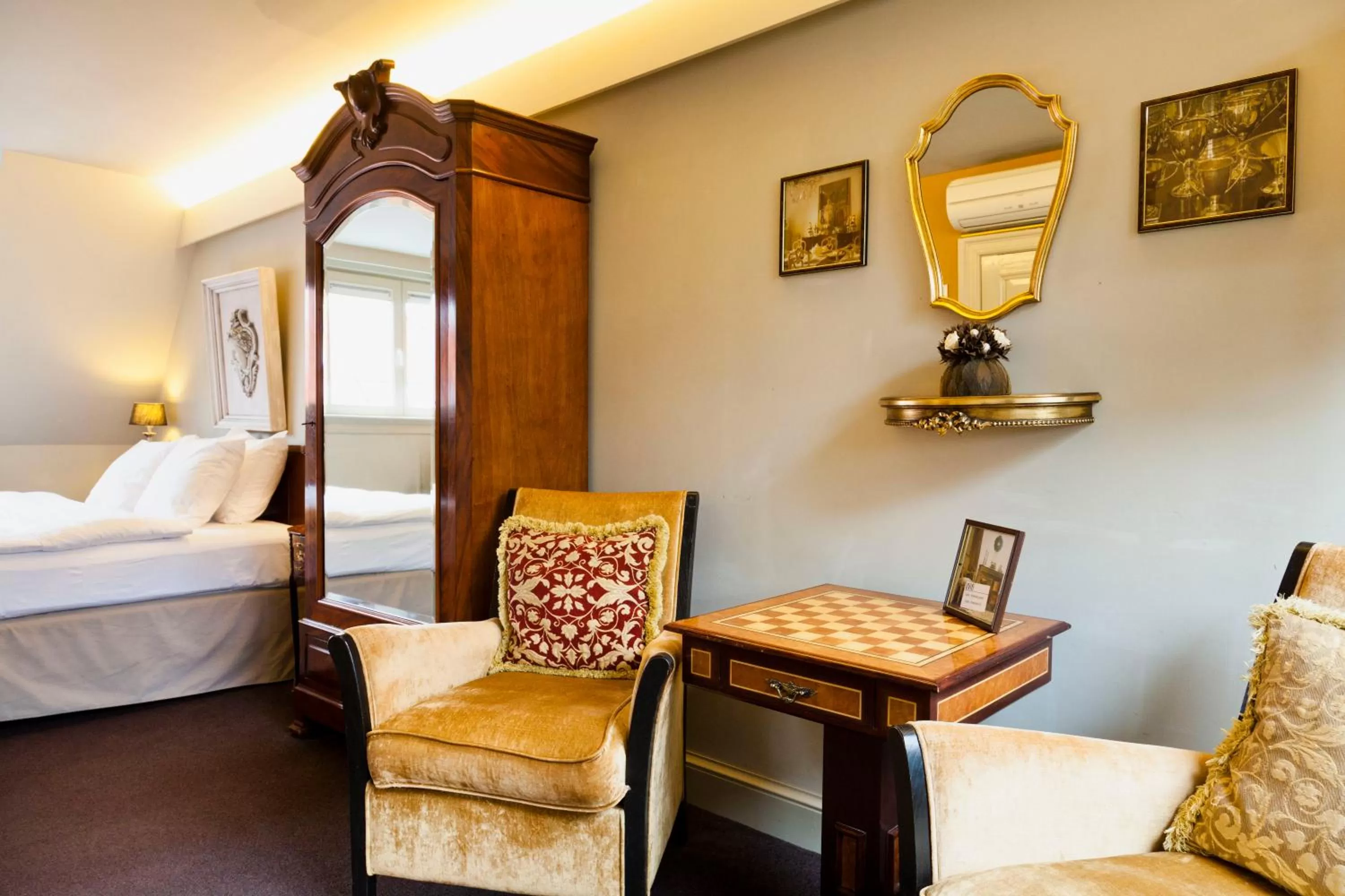 Seating area in Hotel Diamonds and Pearls