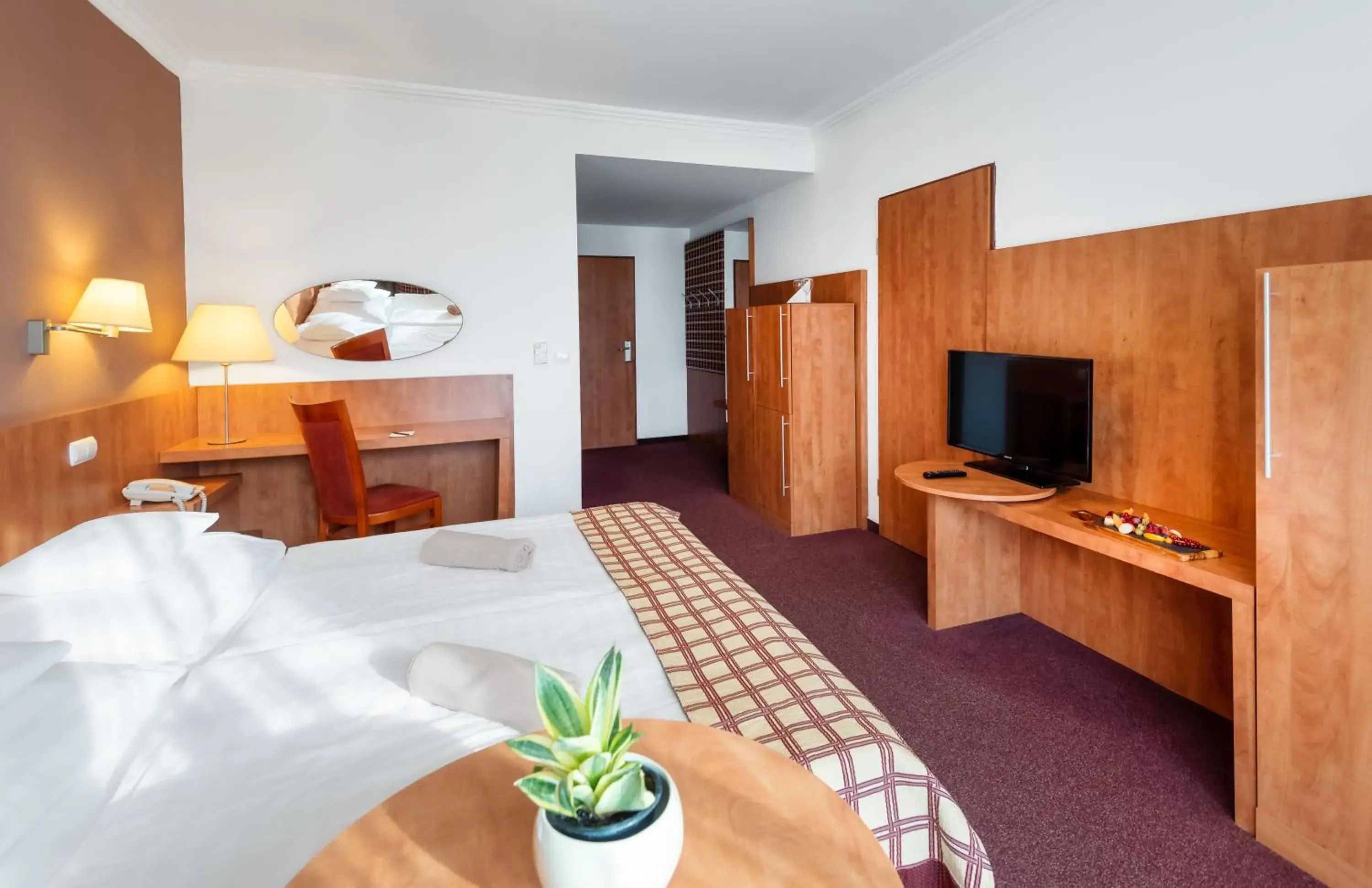Bed, TV/Entertainment Center in Hunguest Hotel Pelion
