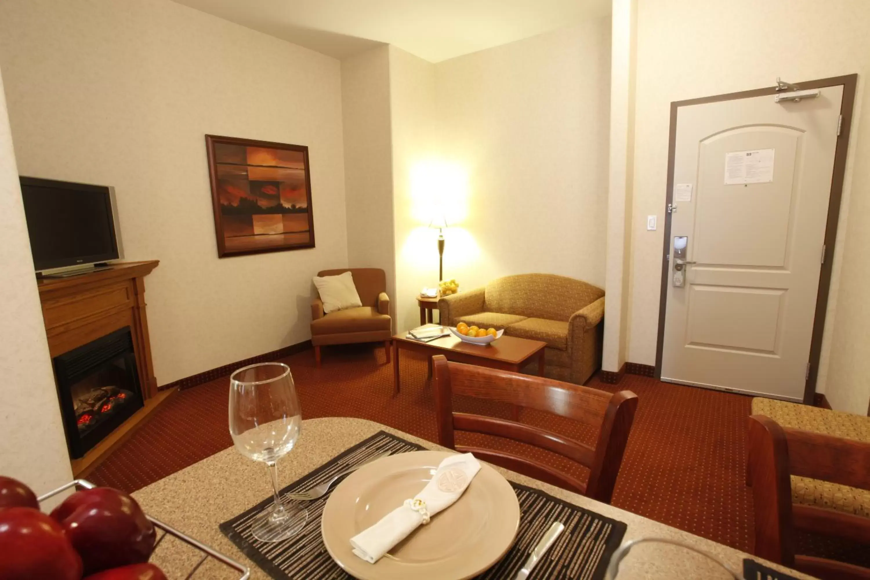Kitchen or kitchenette, Seating Area in Pomeroy Inn and Suites Dawson Creek