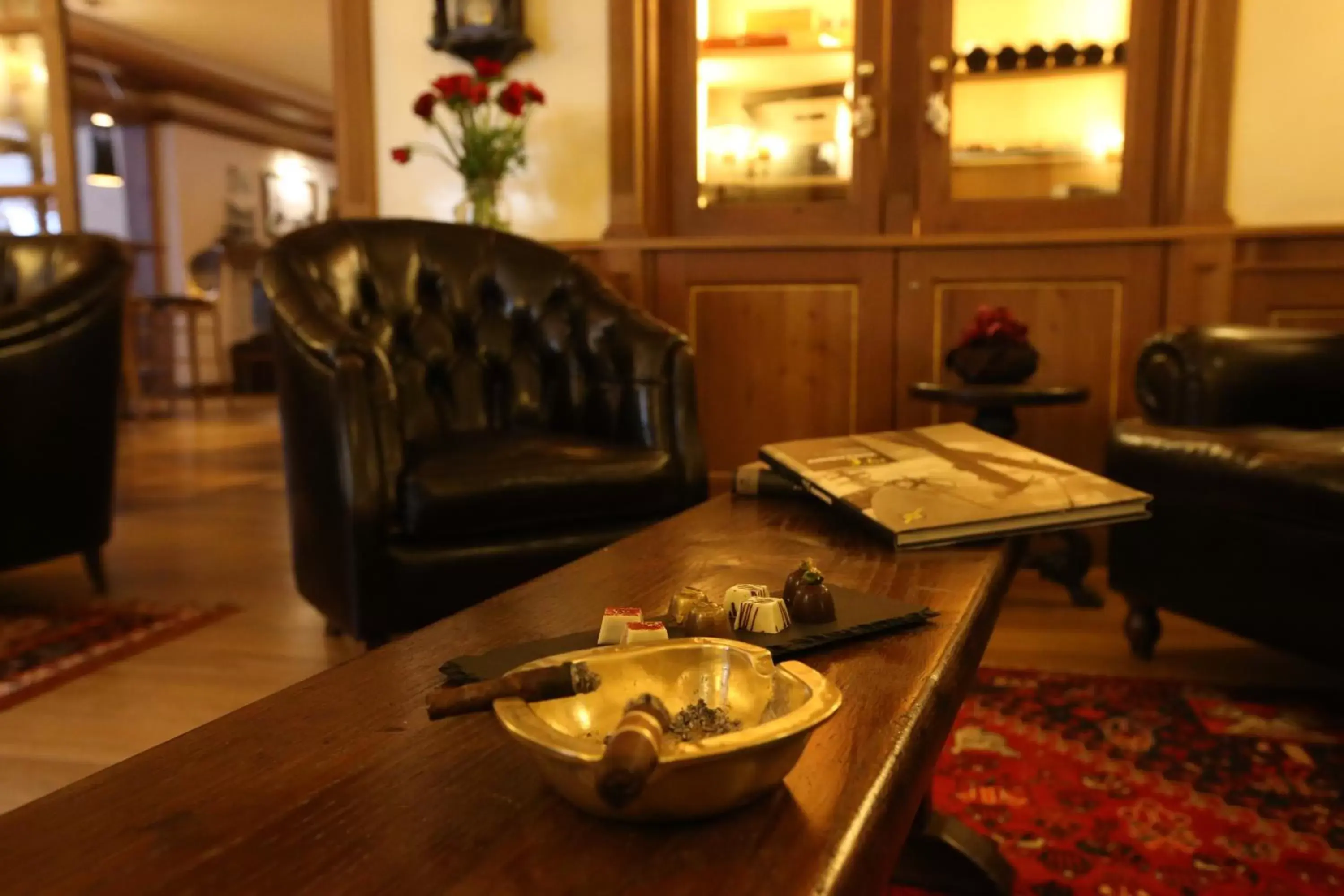 Lounge or bar, Restaurant/Places to Eat in Alpen Suite Hotel