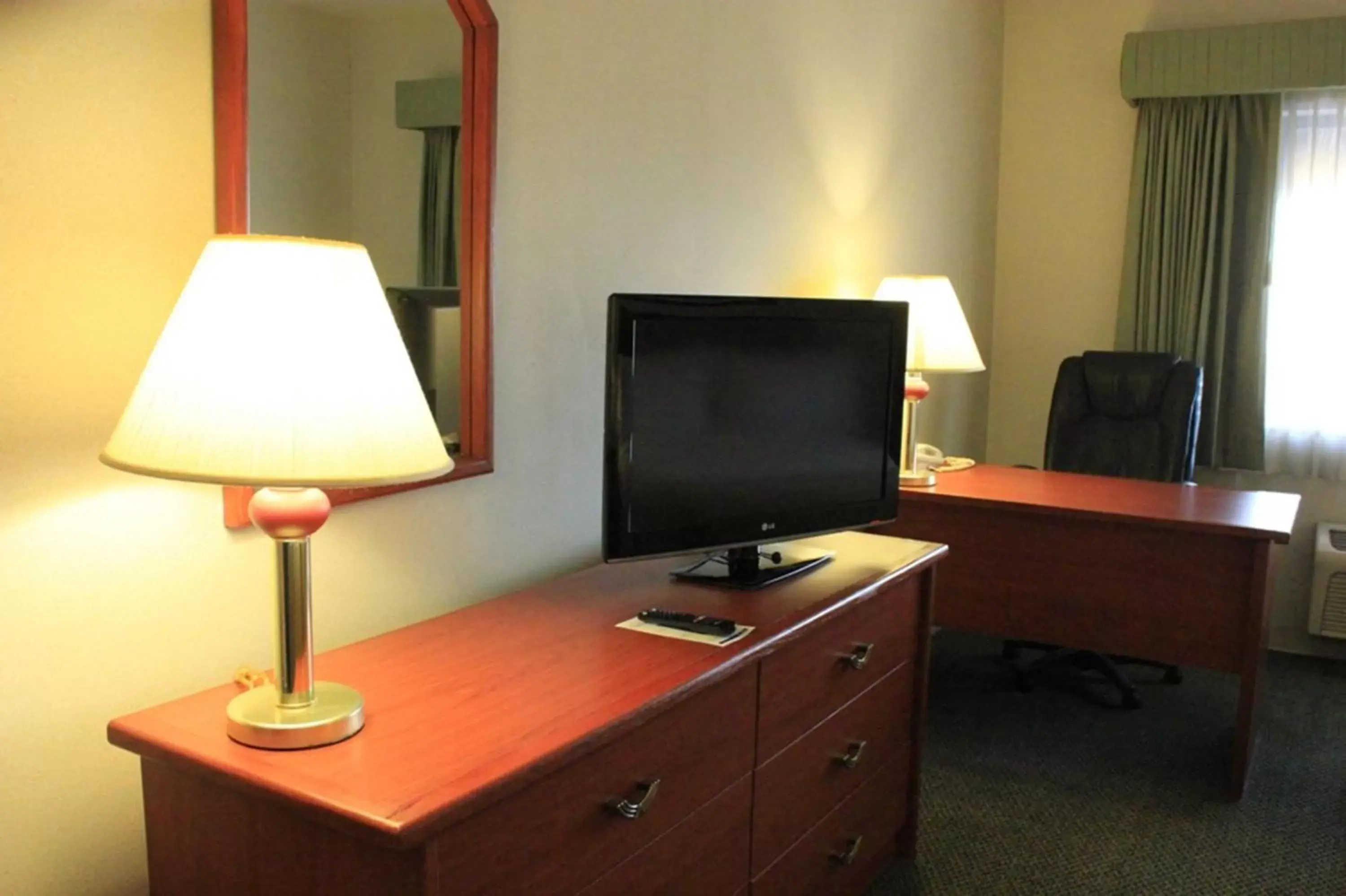 Photo of the whole room, TV/Entertainment Center in Holiday Inn Express Chihuahua, an IHG Hotel