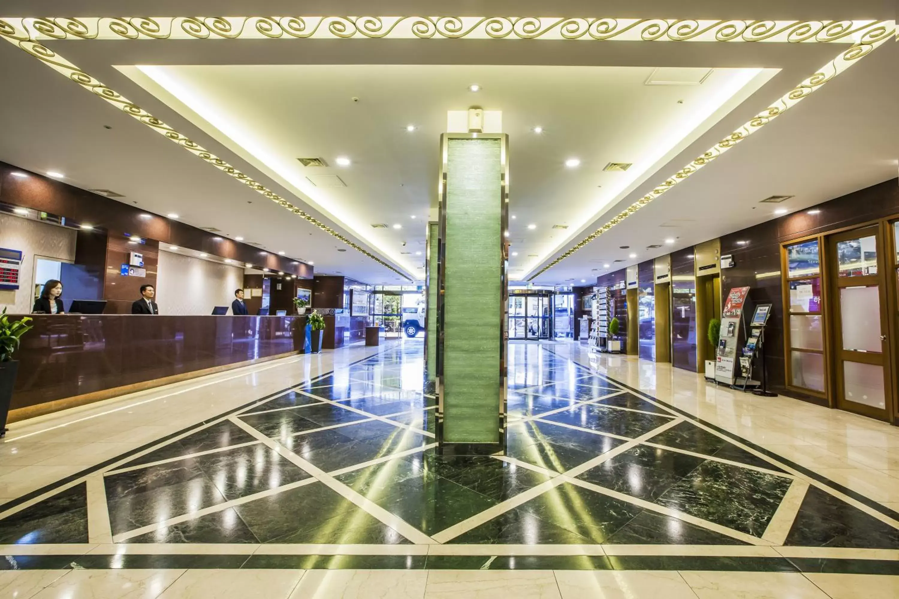 Lobby or reception, Swimming Pool in Hamilton Hotel