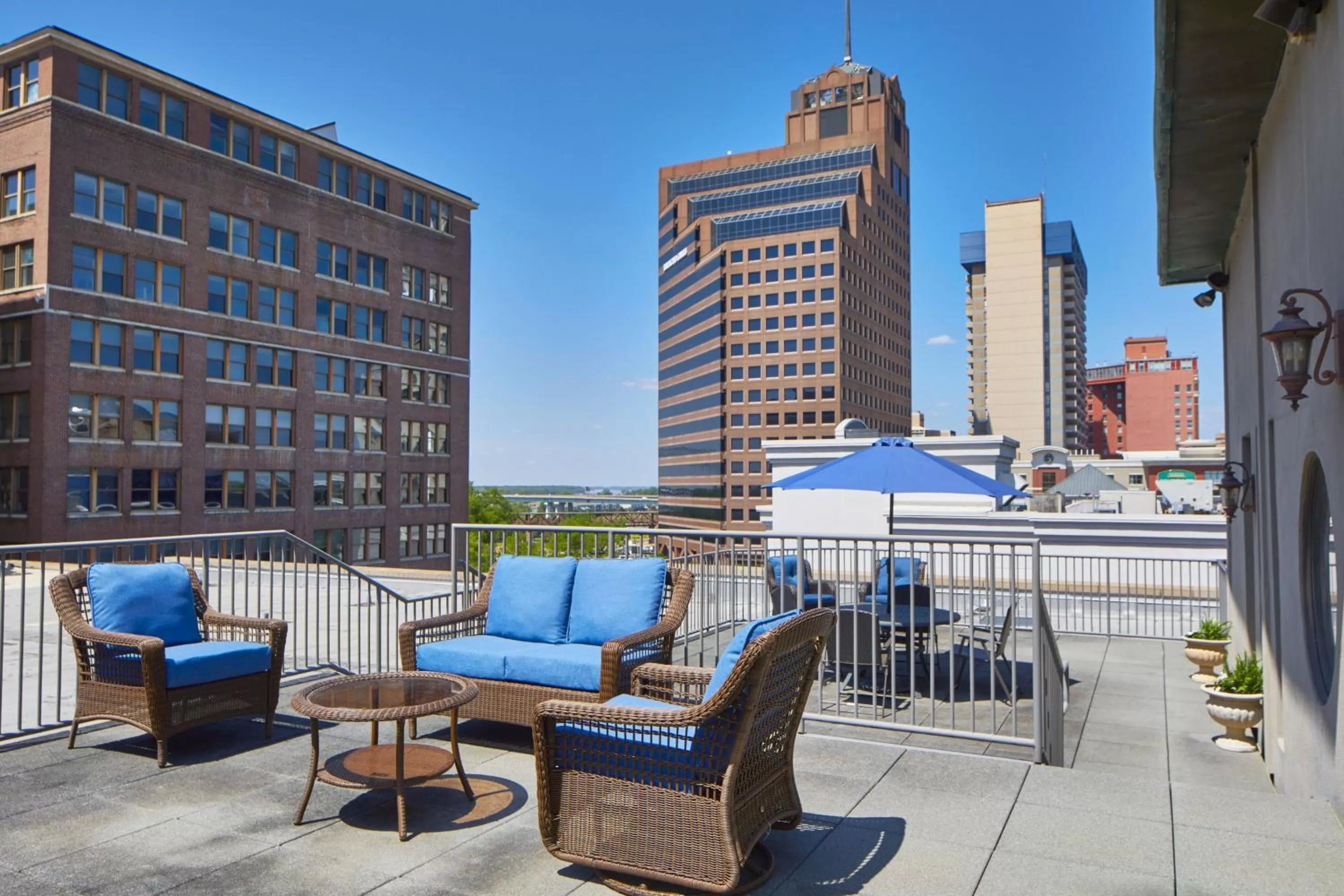 Photo of the whole room in SpringHill Suites Memphis Downtown