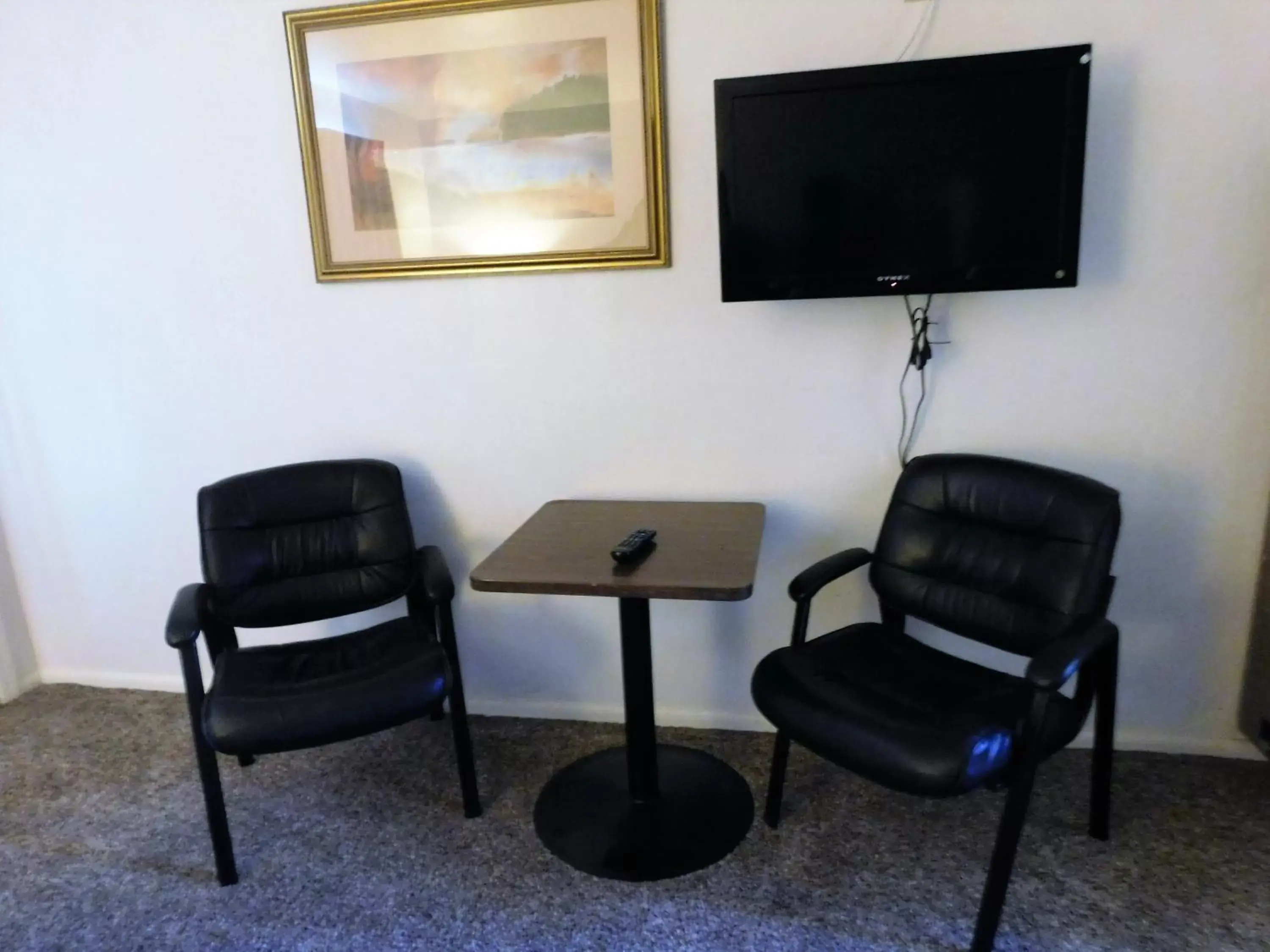 Bedroom, Seating Area in Capri Motel