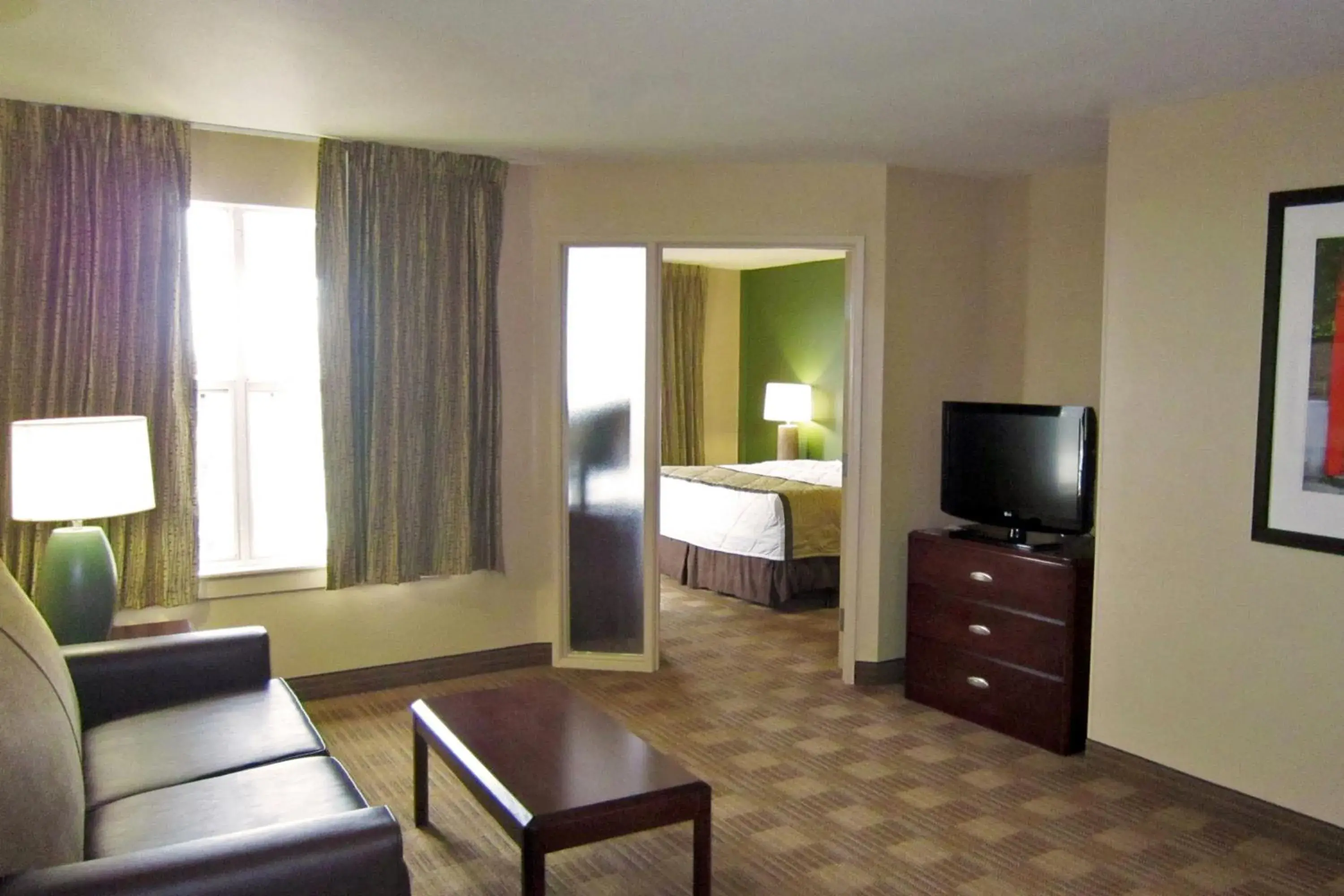 Bed, TV/Entertainment Center in Extended Stay America Suites - Raleigh - RTP - 4919 Miami Blvd