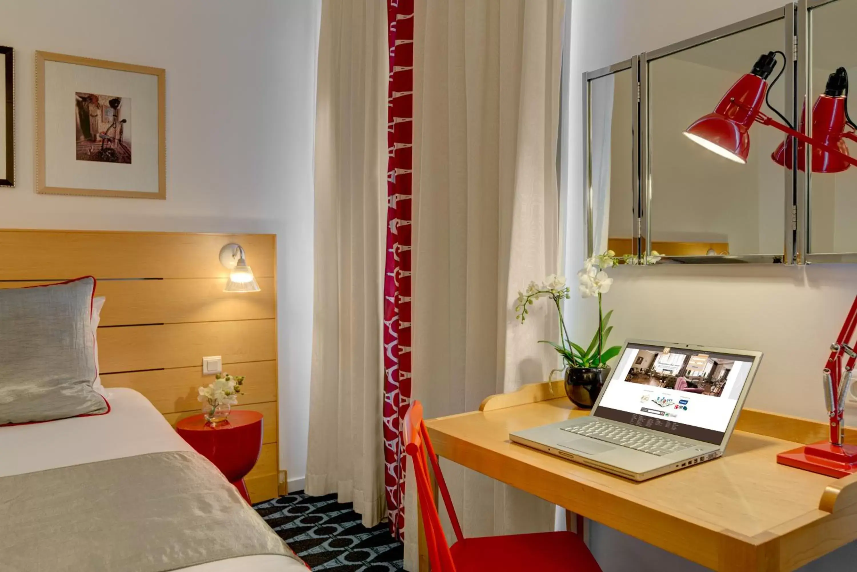 Bedroom in Hotel Lorette - Astotel