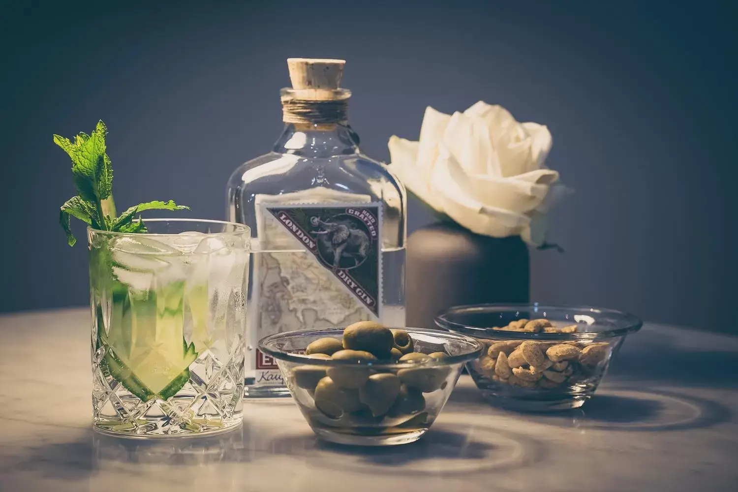 Lounge or bar in rugs HOTEL Köln Lounge or bar in rugs HOTEL Köln