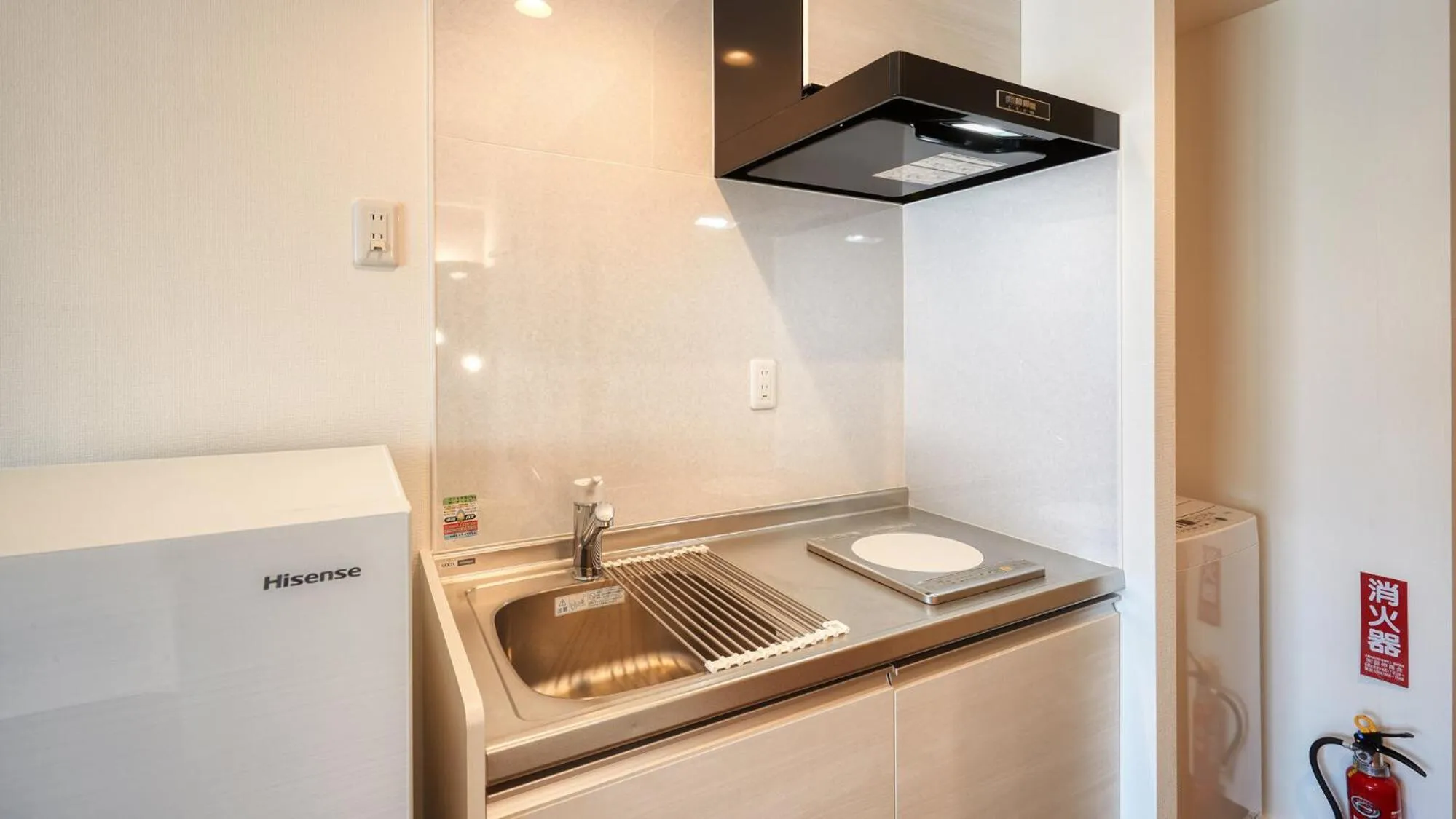 Kitchen or kitchenette in New Normal Hotel in NAMINOUE ニューノーマルホテルイン波の上