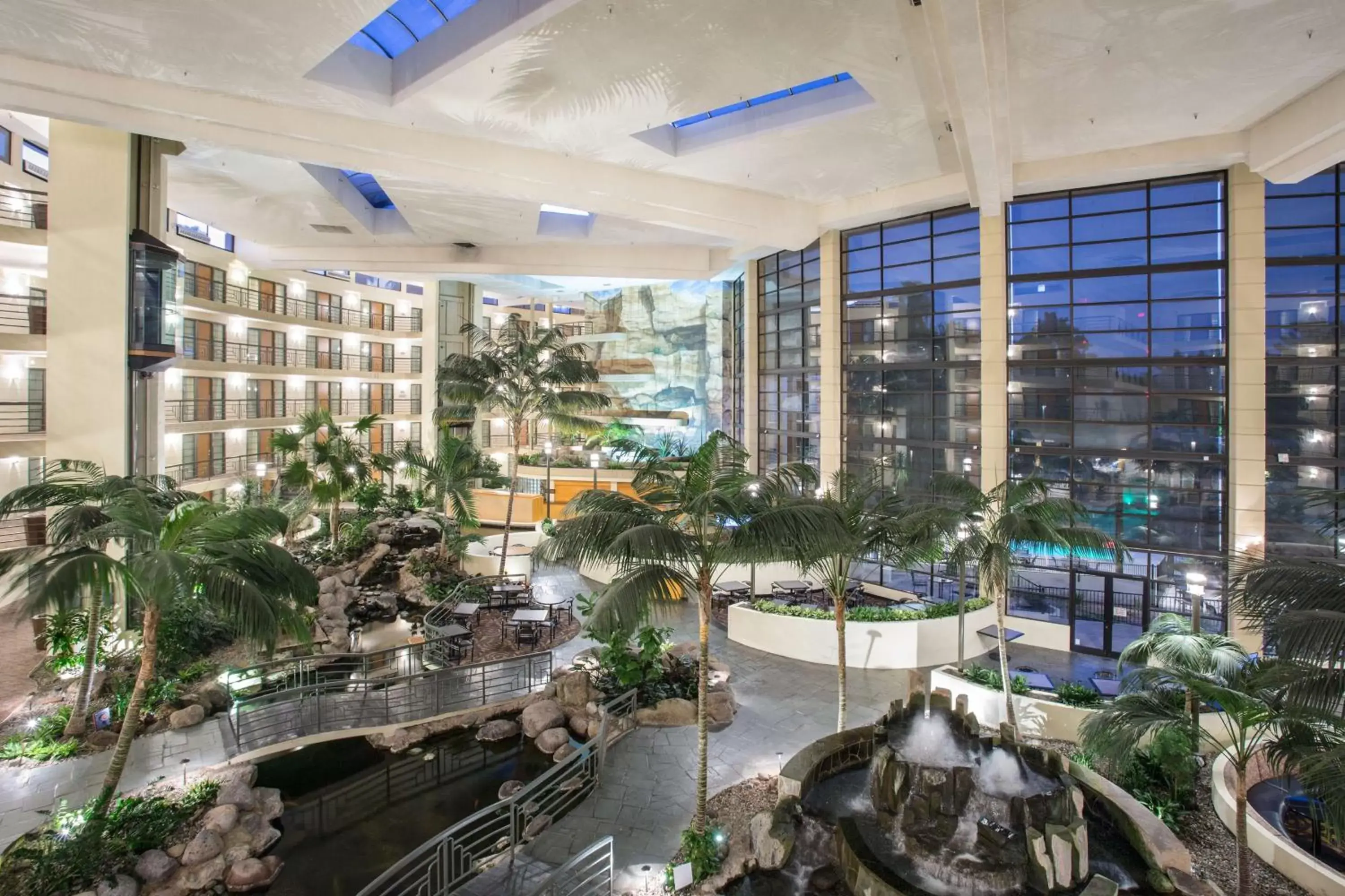 Lobby or reception in Embassy Suites by Hilton Phoenix Biltmore