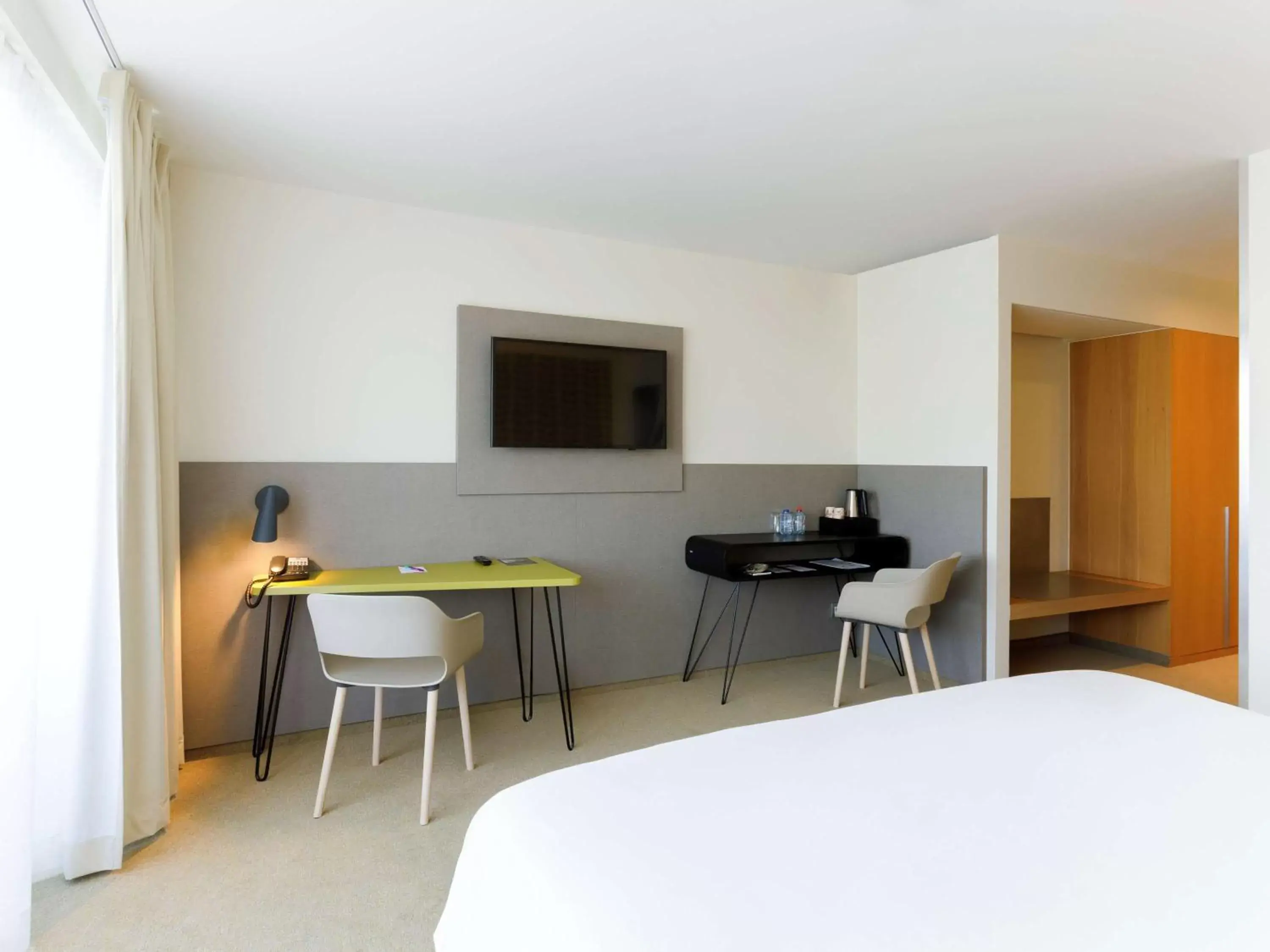 Photo of the whole room, TV/Entertainment Center in ibis Styles Kortrijk Expo