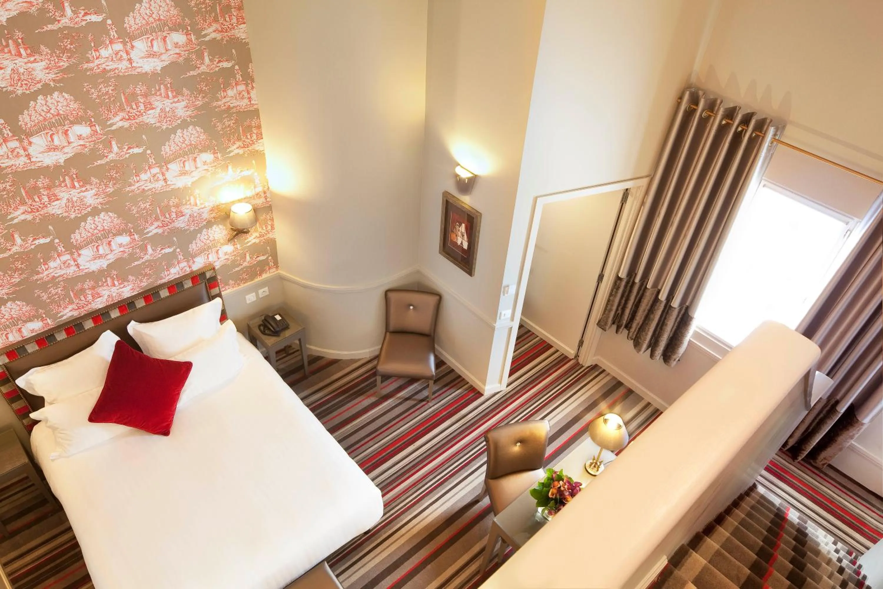 Photo of the whole room, Bed in Hôtel des Comédies