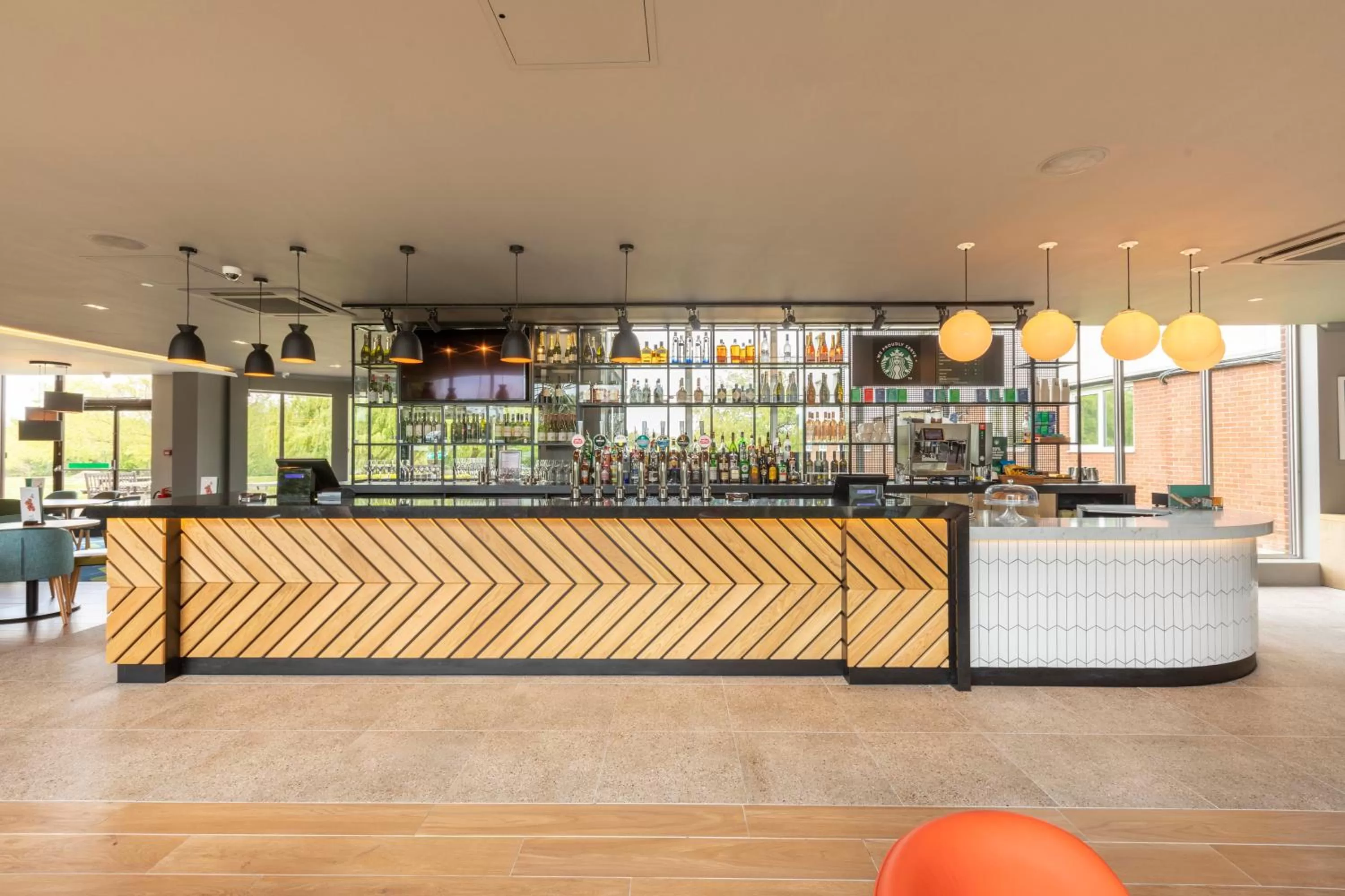 Lounge or bar in Holiday Inn Basildon by IHG