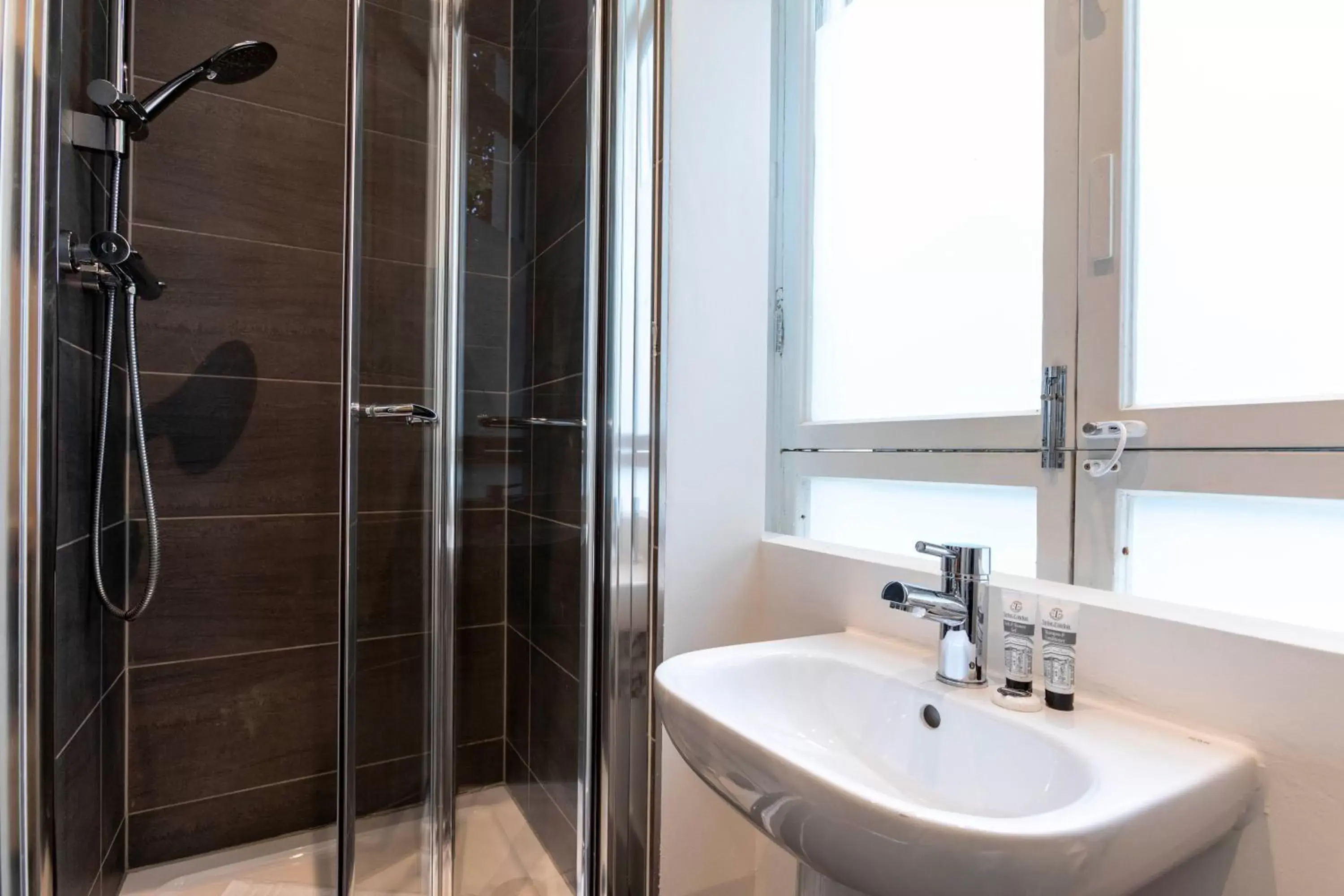 Shower, Bathroom in Royal Park Hotel
