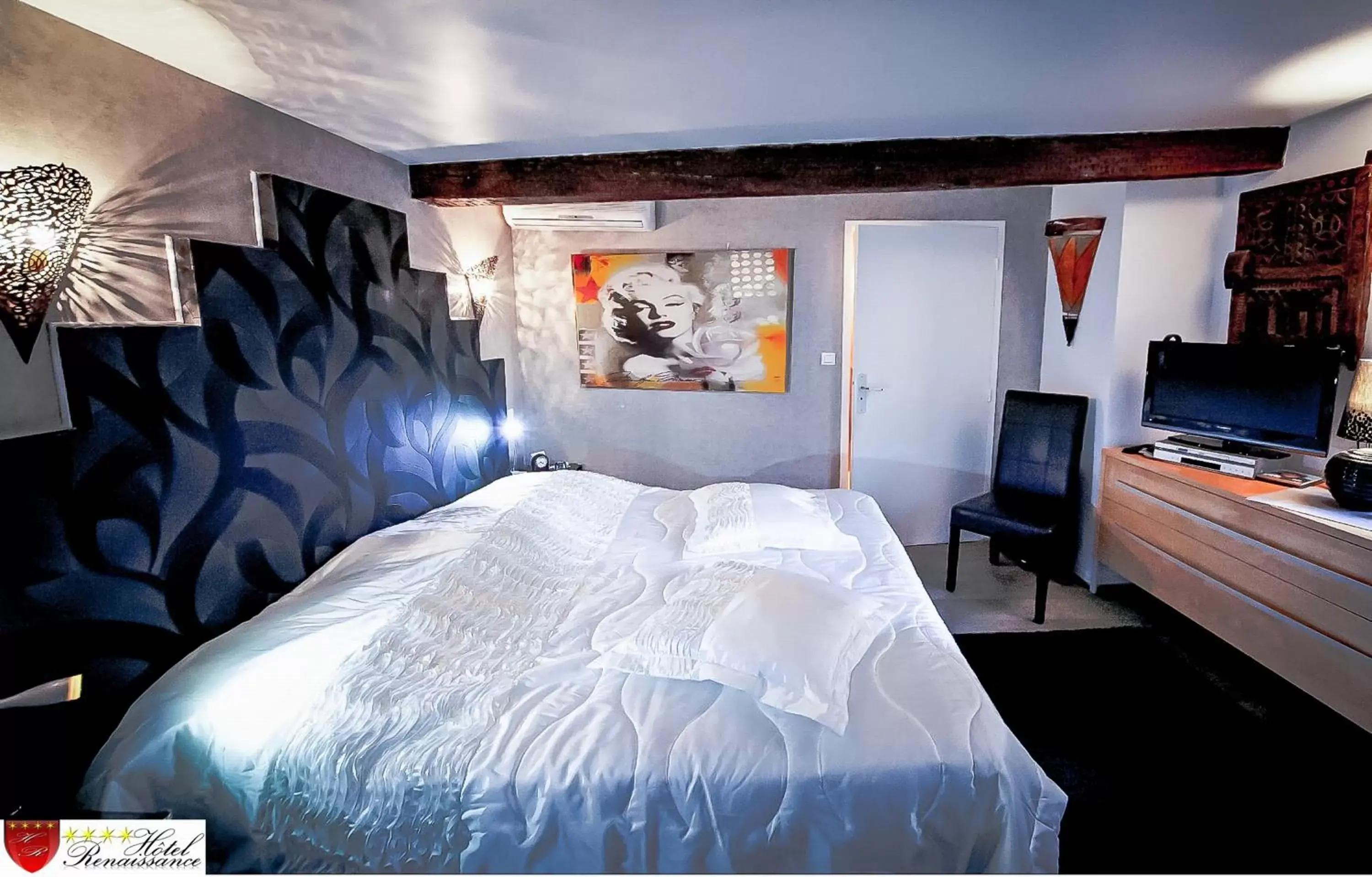 Bed in Hôtel Renaissance