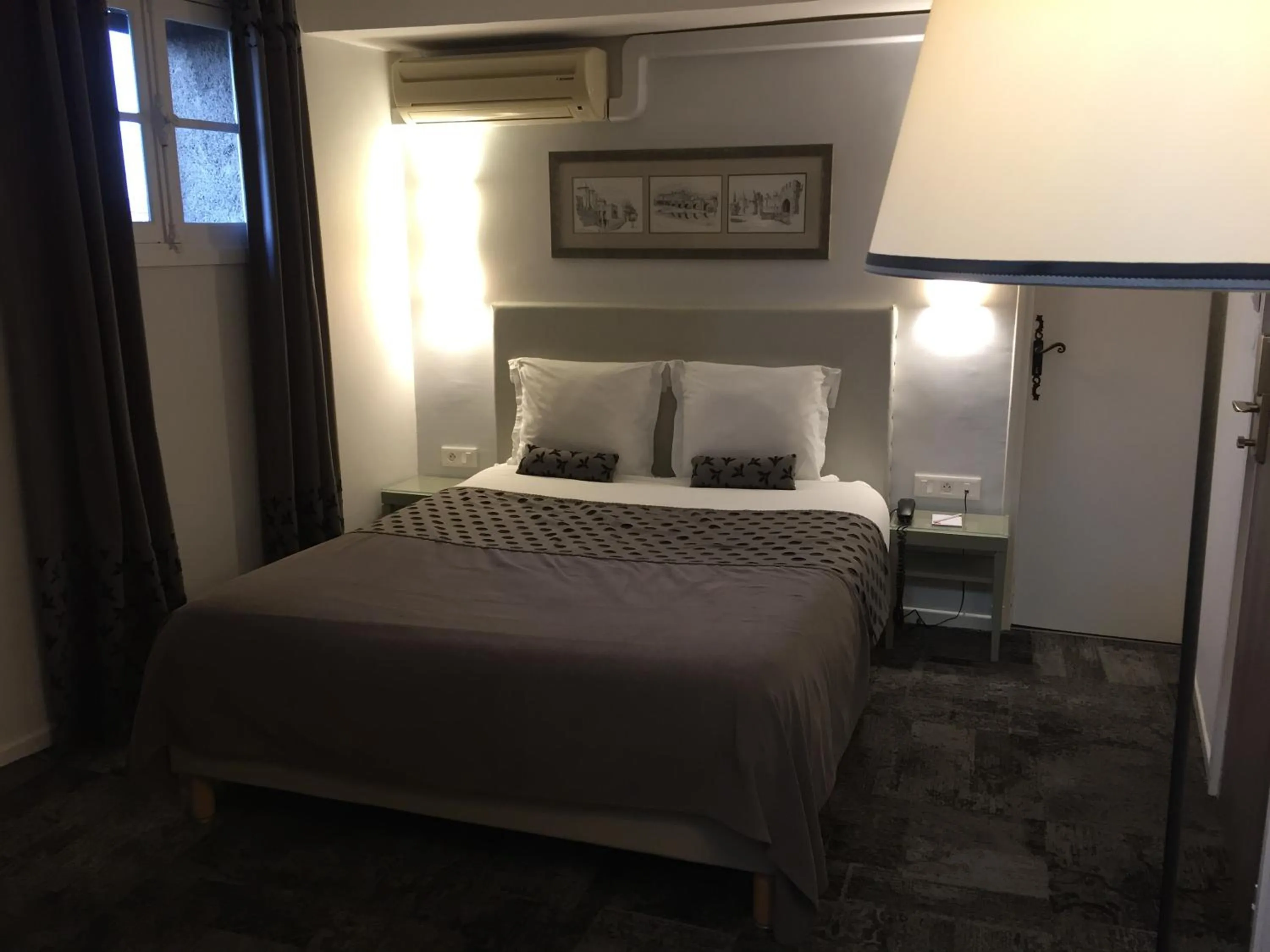 Photo of the whole room, Bed in Hotel Du Pont Vieux