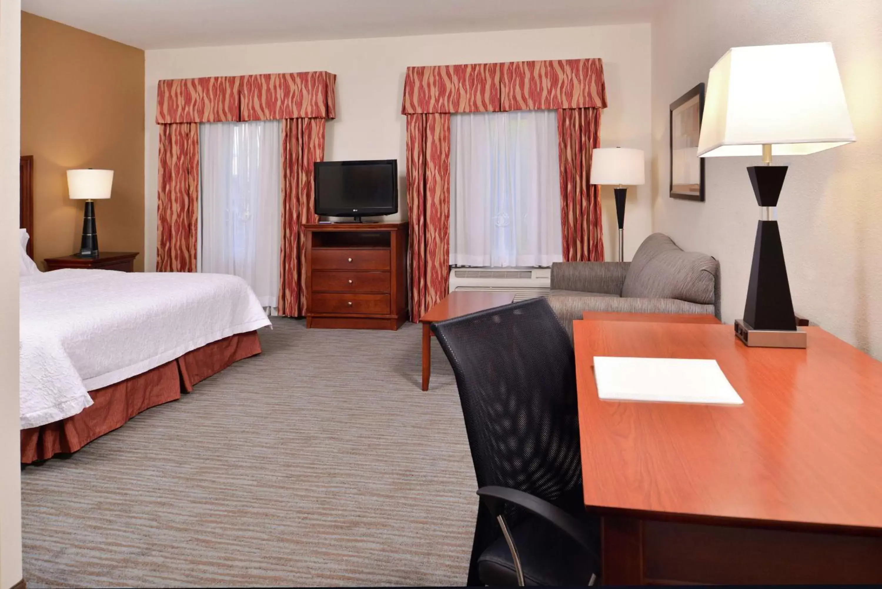 Bedroom, TV/Entertainment Center in Hampton Inn & Suites Cape Coral / Fort Myers