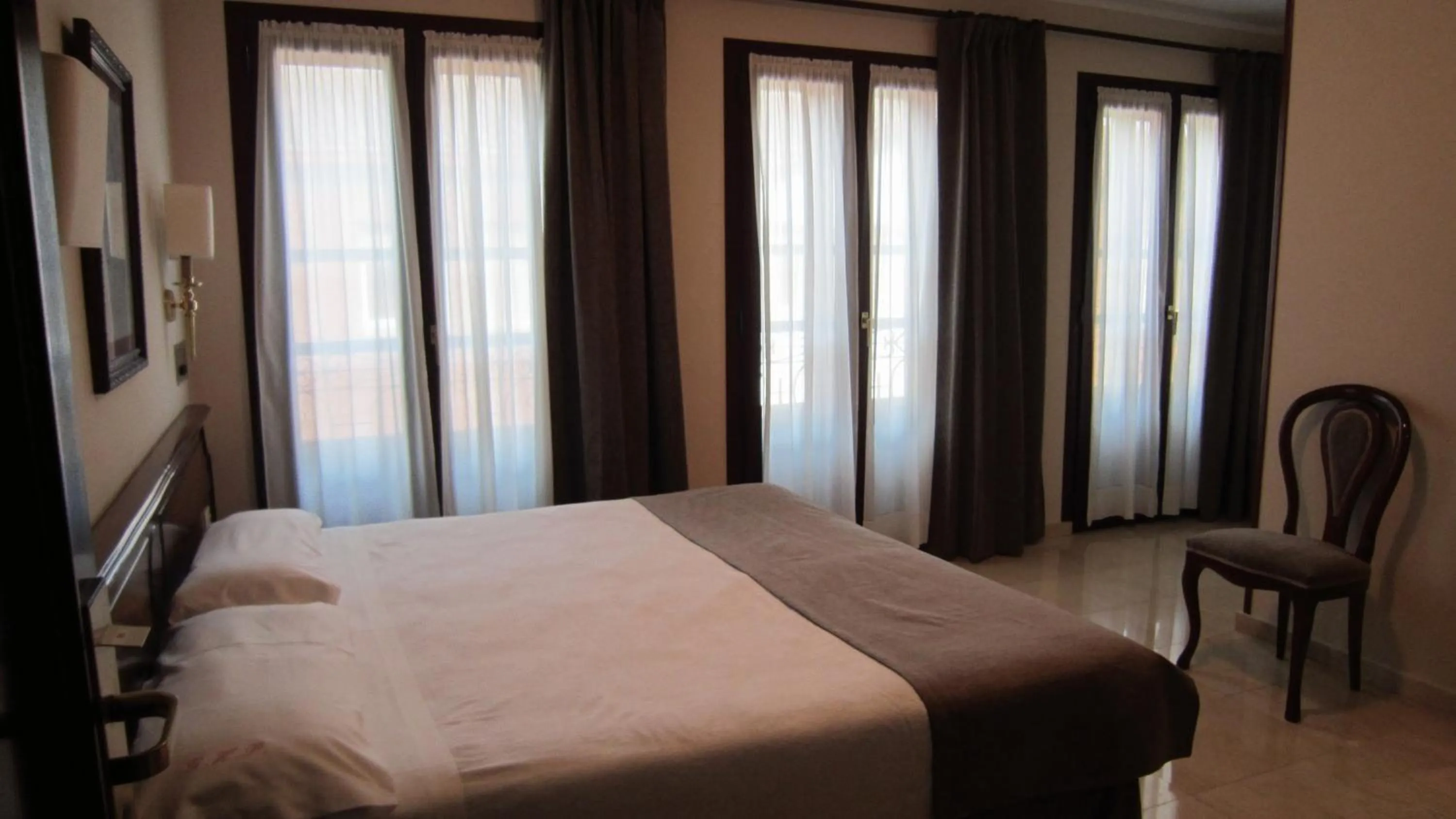 Photo of the whole room, Bed in Gran Hotel Paraiso