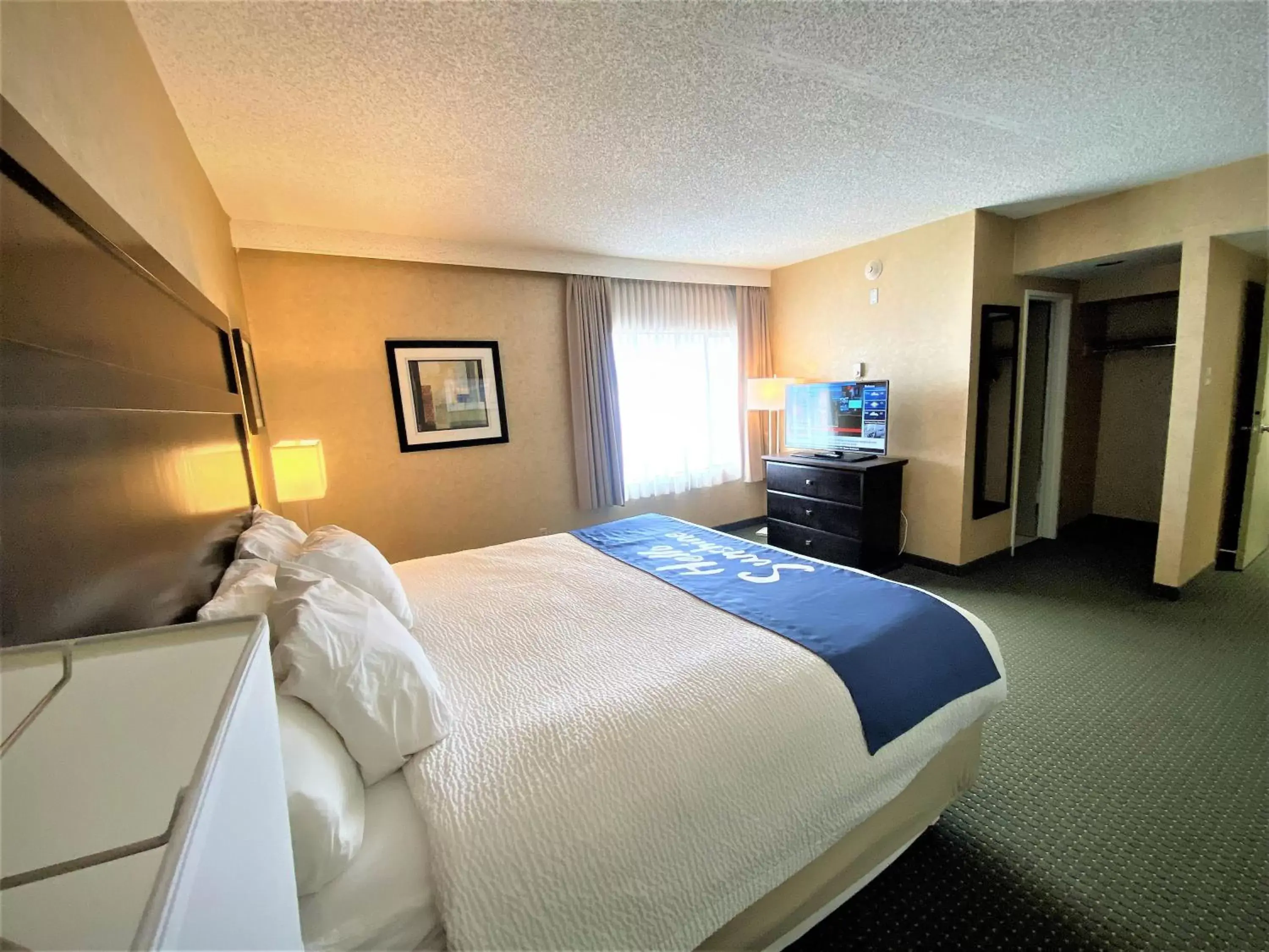 Bedroom, Bed in Days Inn by Wyndham Cranbrook Conference Centre