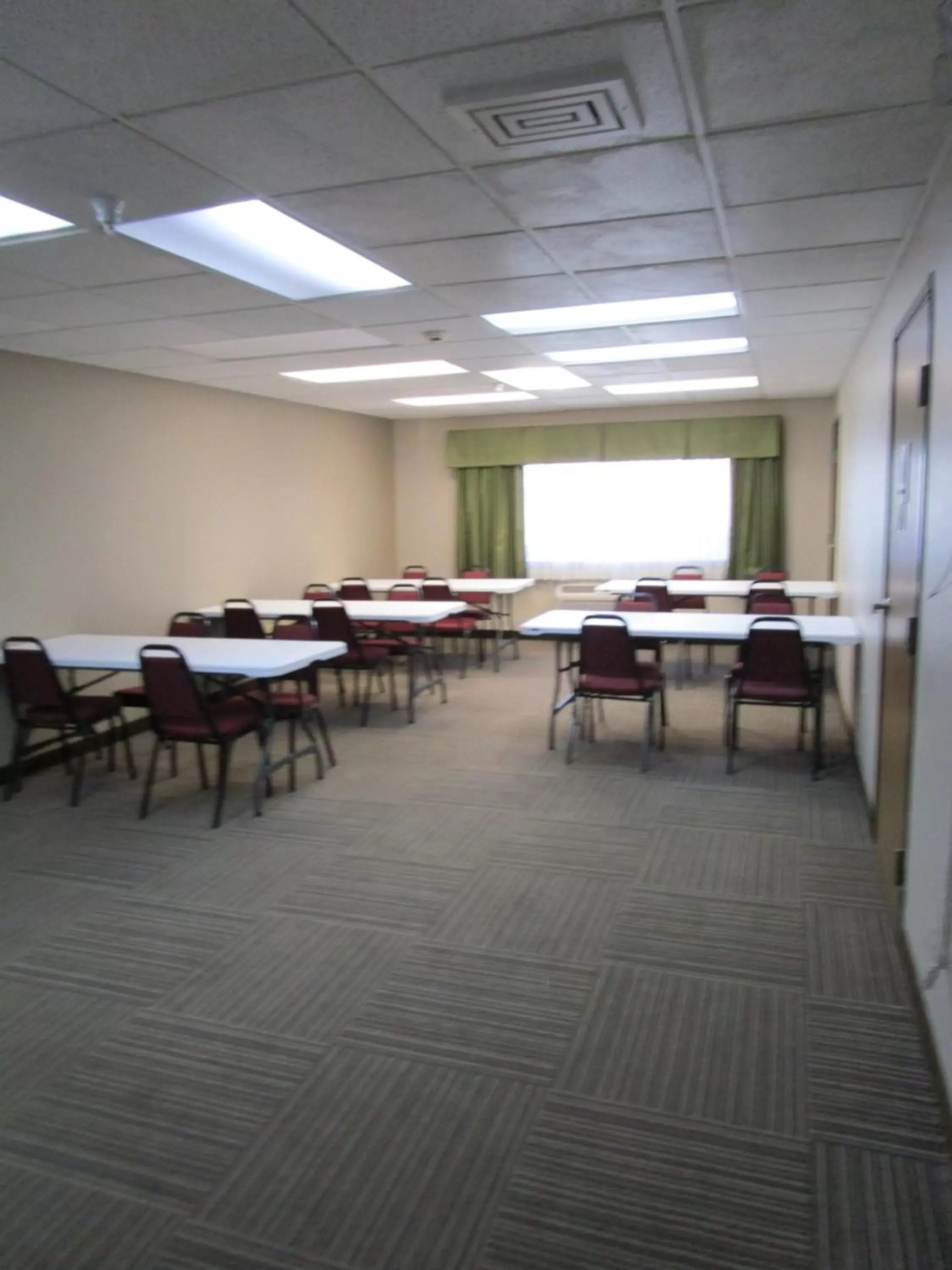 Meeting/conference room, Restaurant/Places to Eat in Ramada by Wyndham Platte City KCI Airport