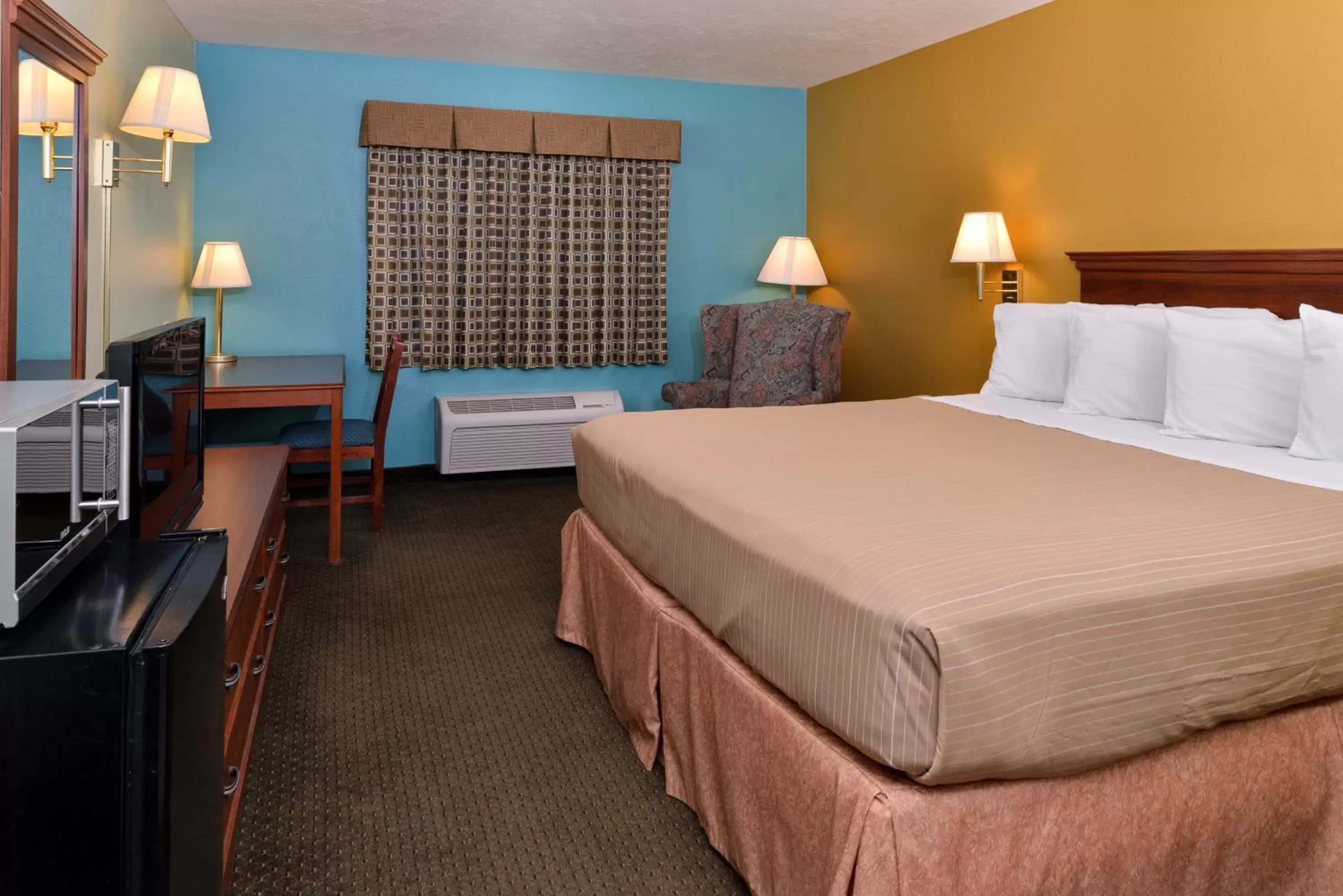 Photo of the whole room, Bed in Americas Best Value Inn - Seymour