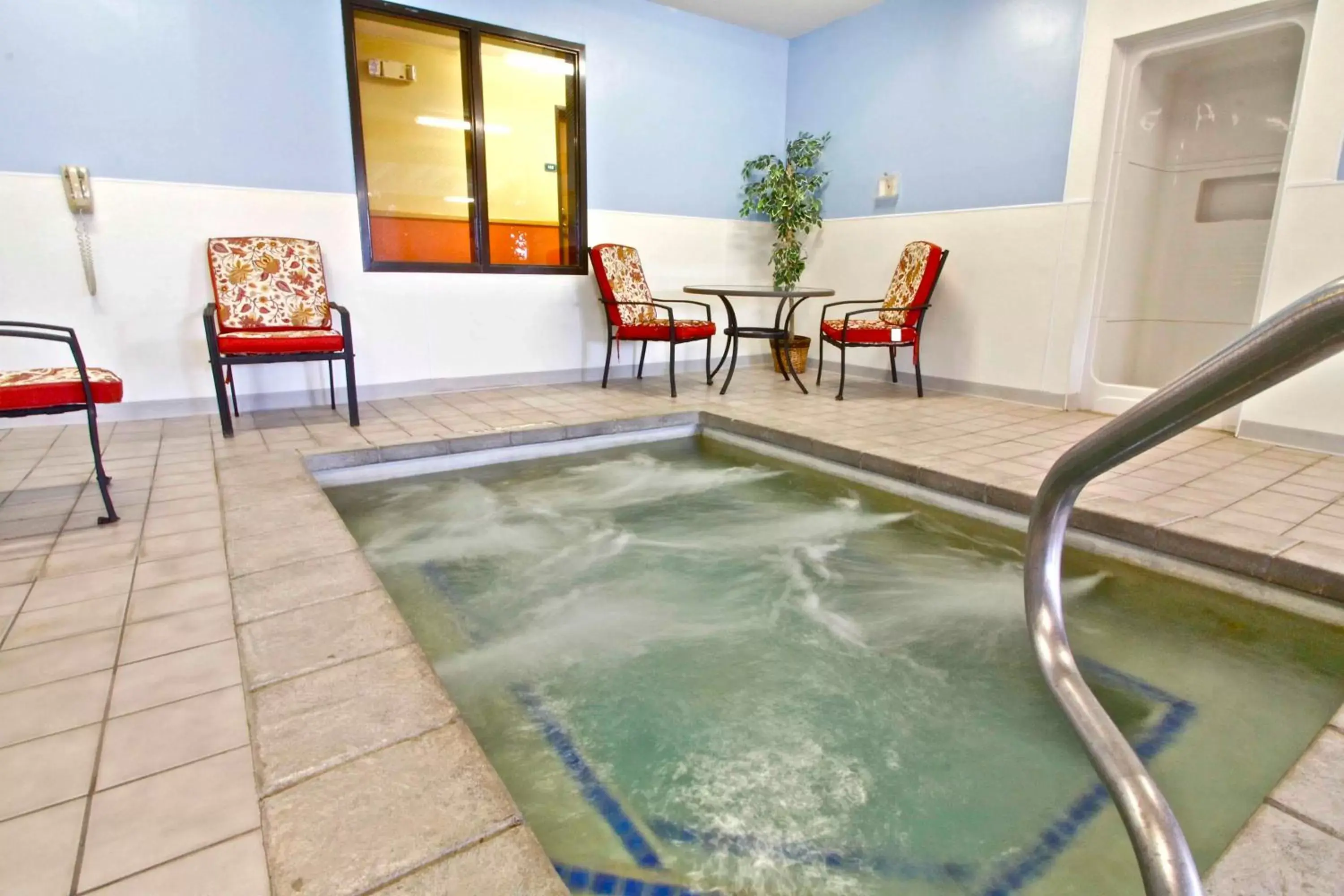 Hot Tub, Swimming Pool in Governors Inn a Travelodge by Wyndham