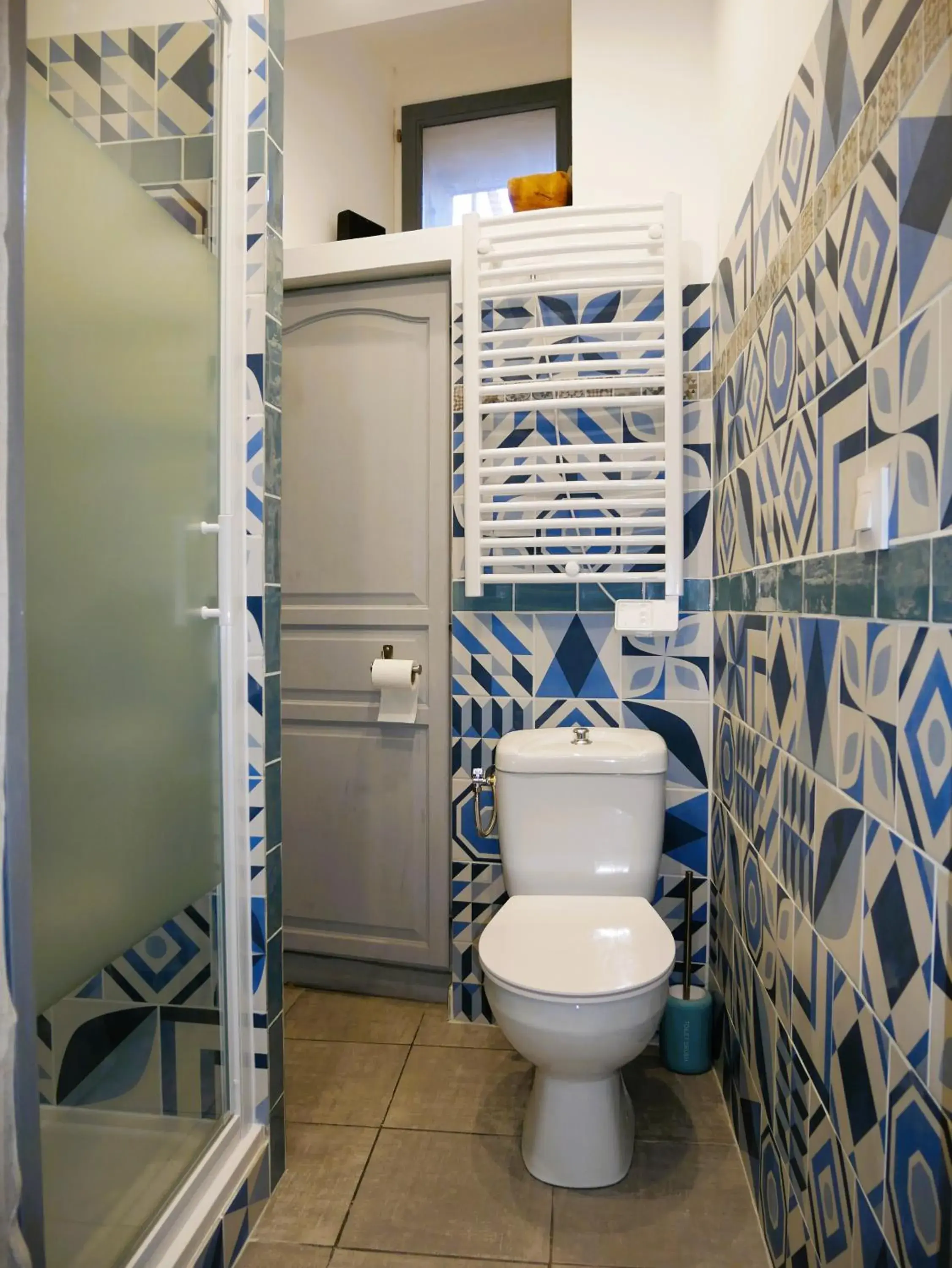 Toilet, Bathroom in L'oriflamme