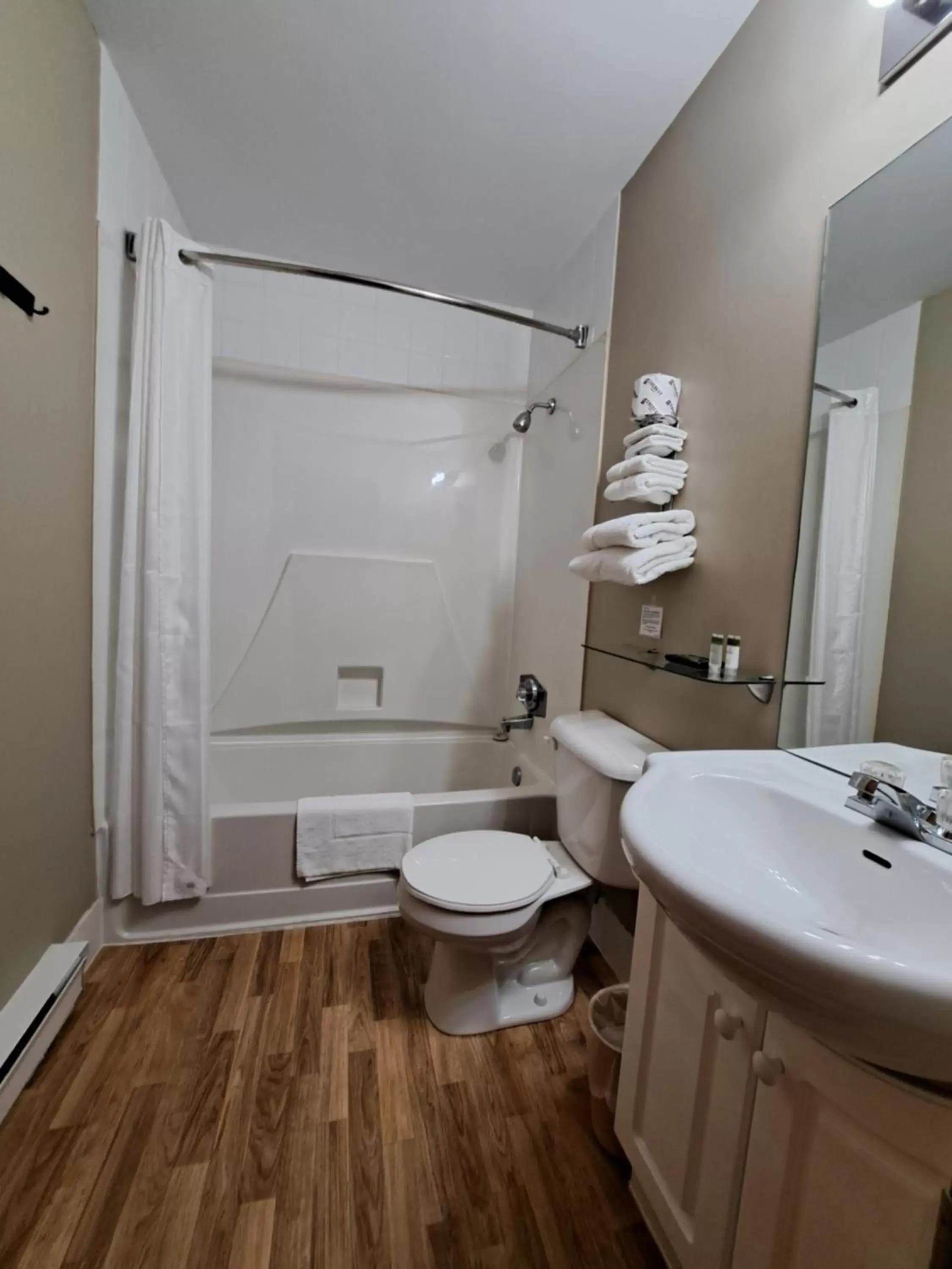 Bathroom in Cedar Lodge Motel