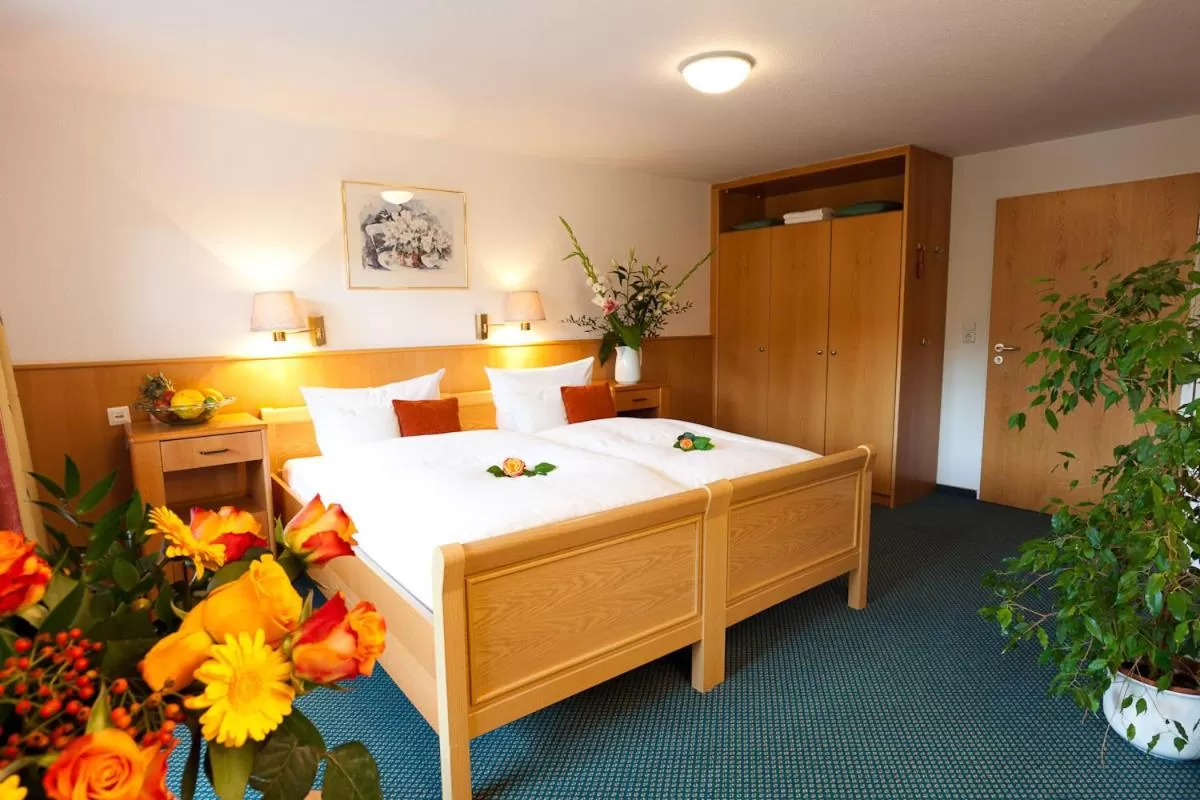 Photo of the whole room, Bed in Familien- und Wellnesshotel "Viktoria"