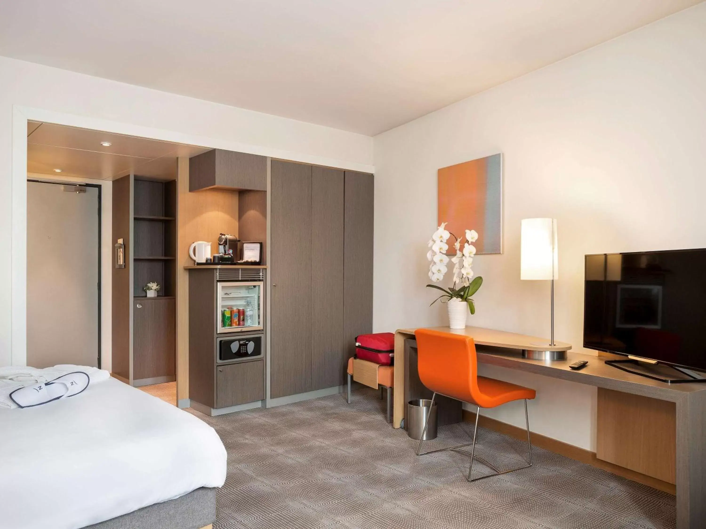 Photo of the whole room, TV/Entertainment Center in Novotel Paris Roissy CDG Convention