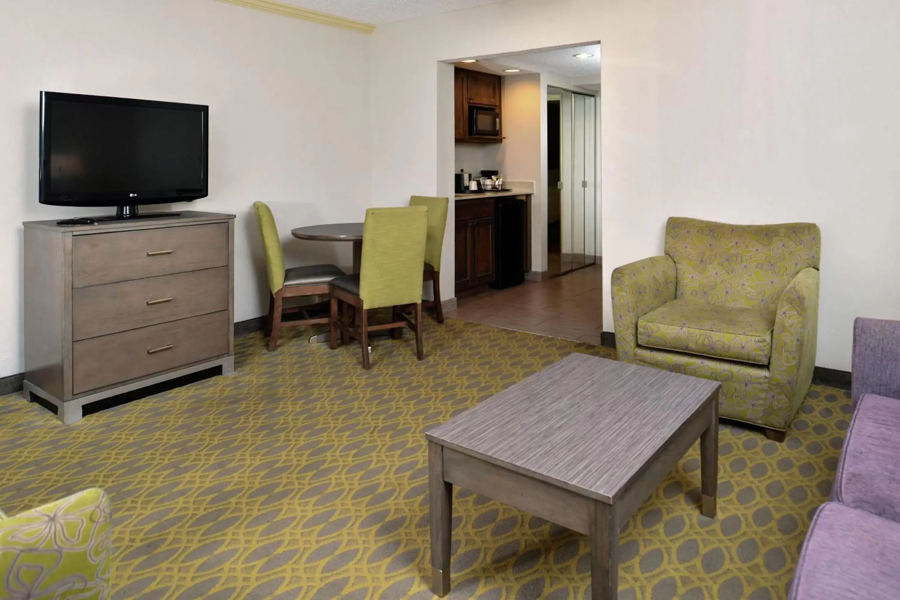 Bedroom, TV/Entertainment Center in Hampton Inn Northwood