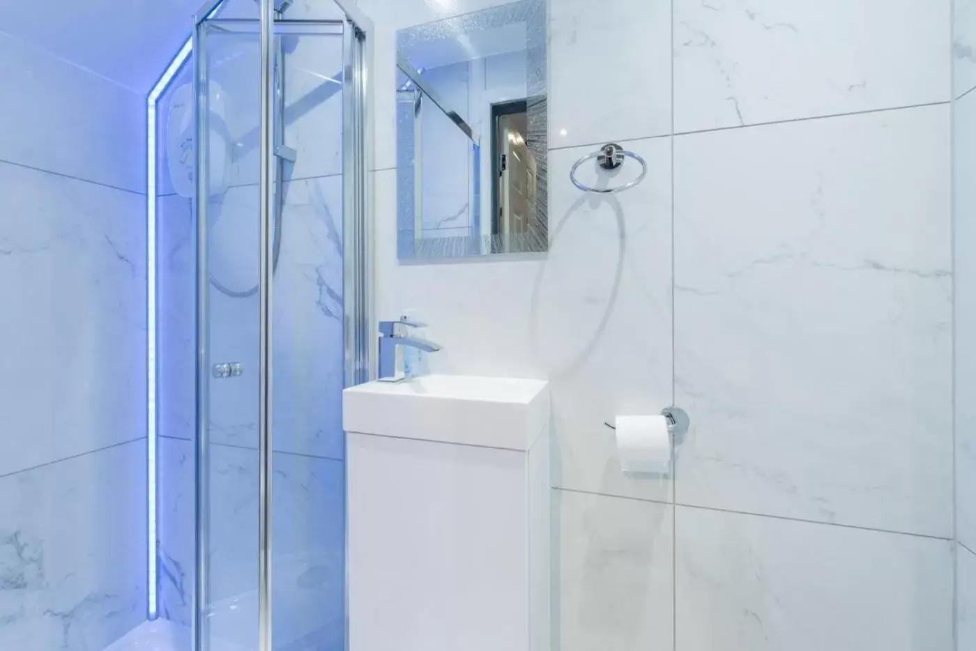 Shower, Bathroom in Twenty Hotel and Bar