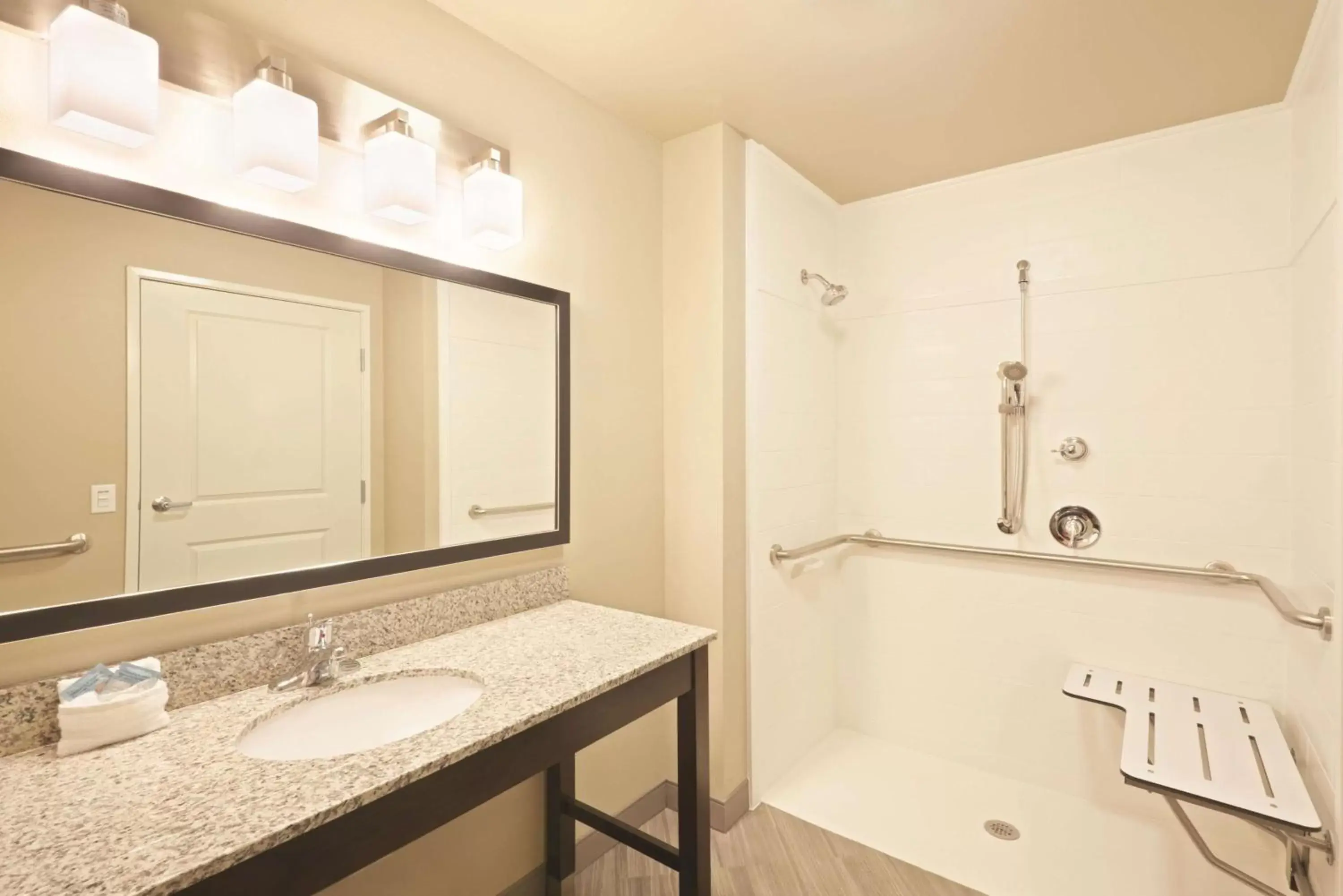 Photo of the whole room, Bathroom in La Quinta by Wyndham Billings