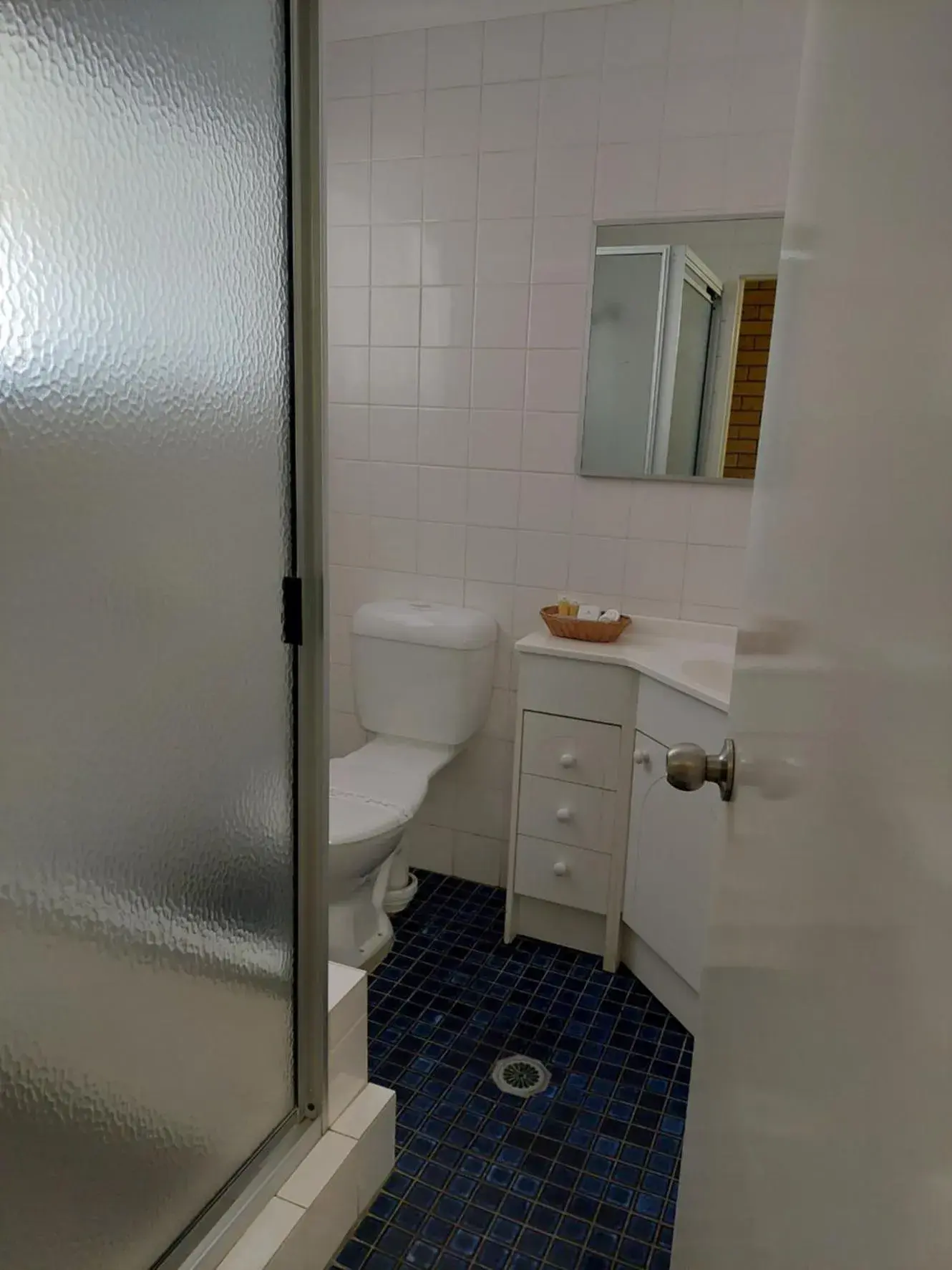 Bathroom in Settlers Motor Inn
