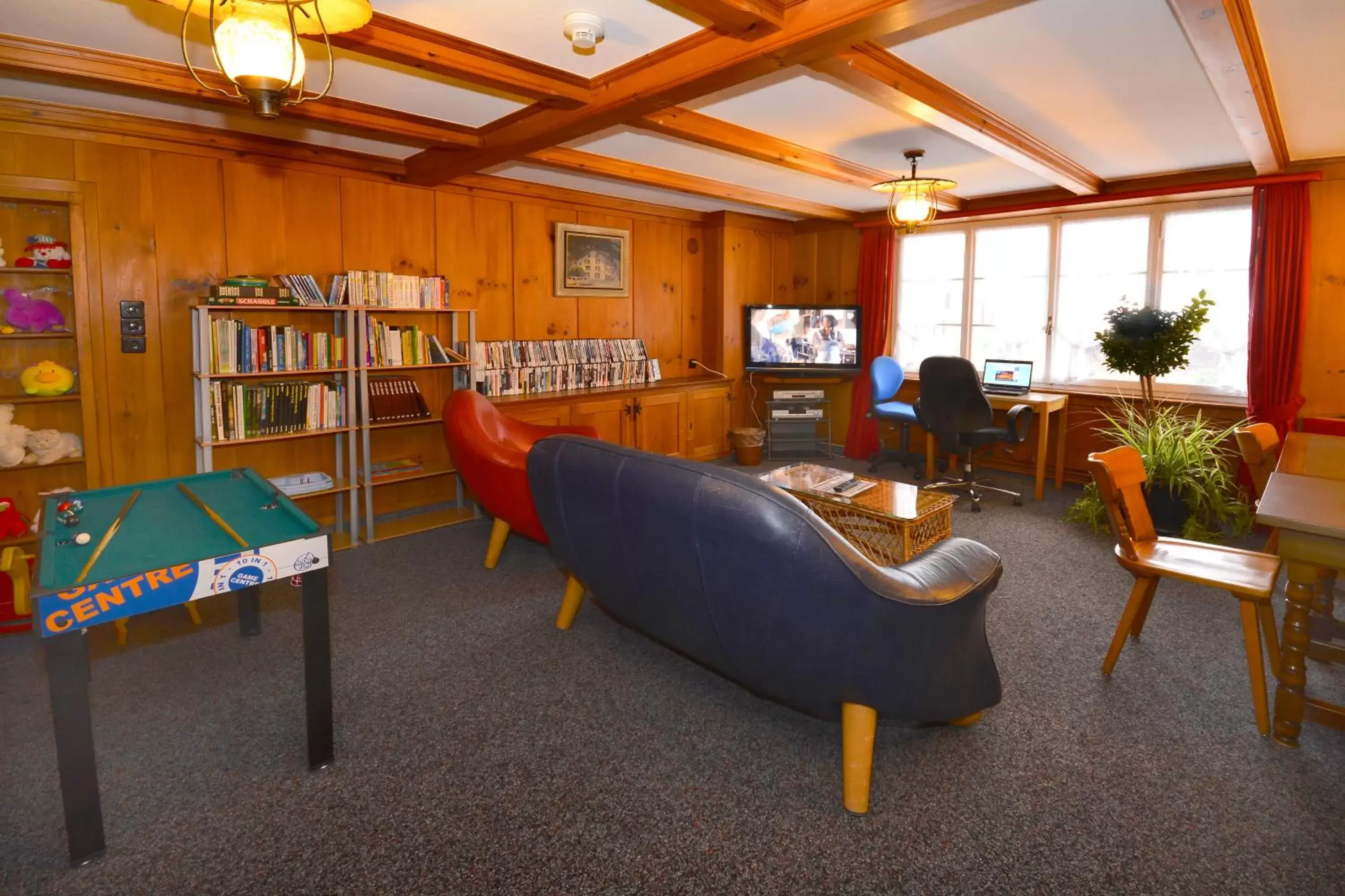 Communal lounge/ TV room in Hotel Rössli