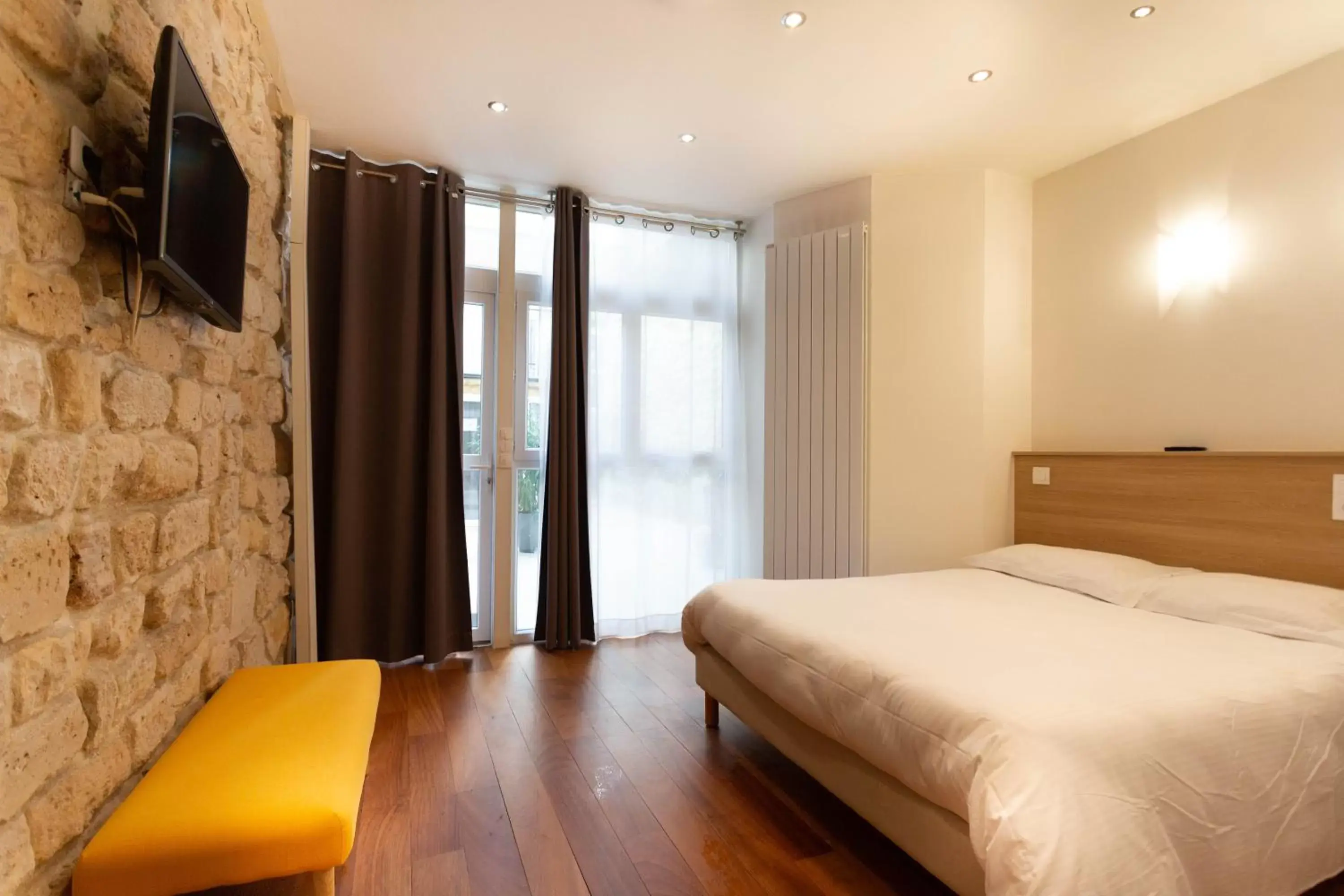 Photo of the whole room, Bed in Hotel Mimosa Paris