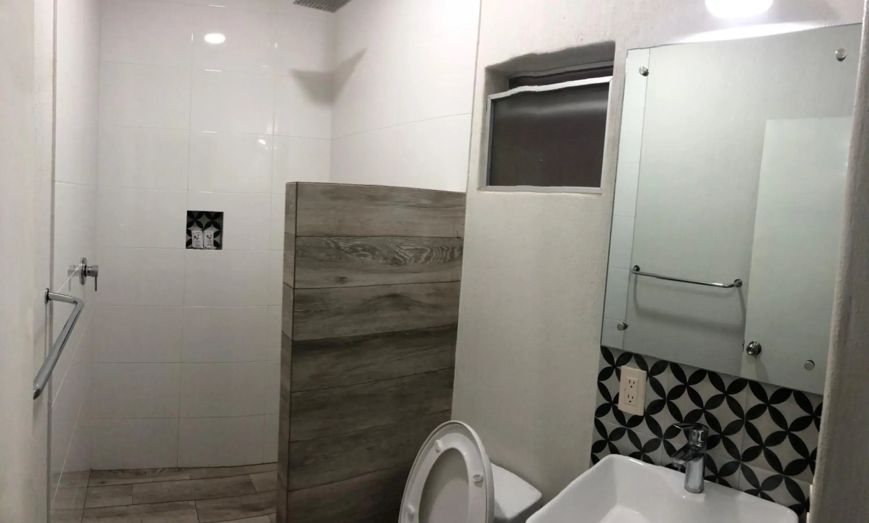 Shower, Bathroom in Hotel Gallo Rubio