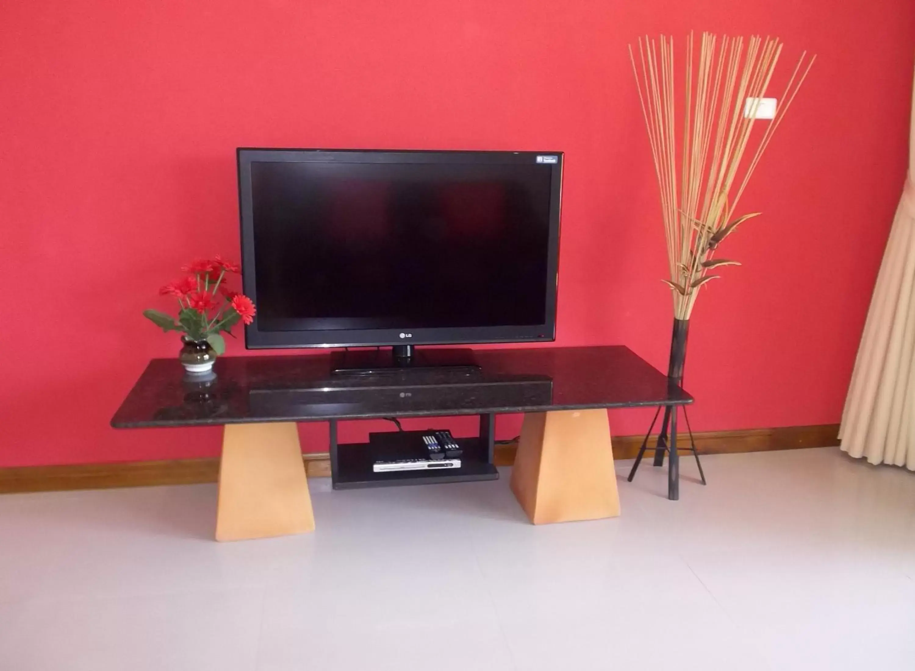 TV and multimedia, TV/Entertainment Center in Mountain Seaview Luxury Apartments