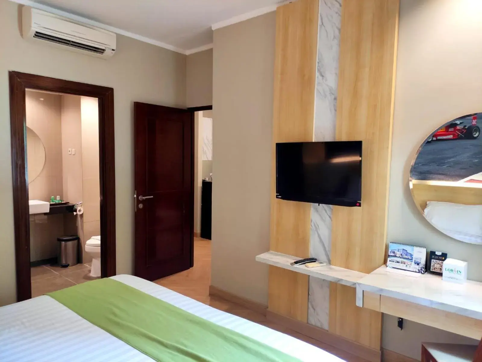 Bed, TV/Entertainment Center in Lorin Sentul Hotel