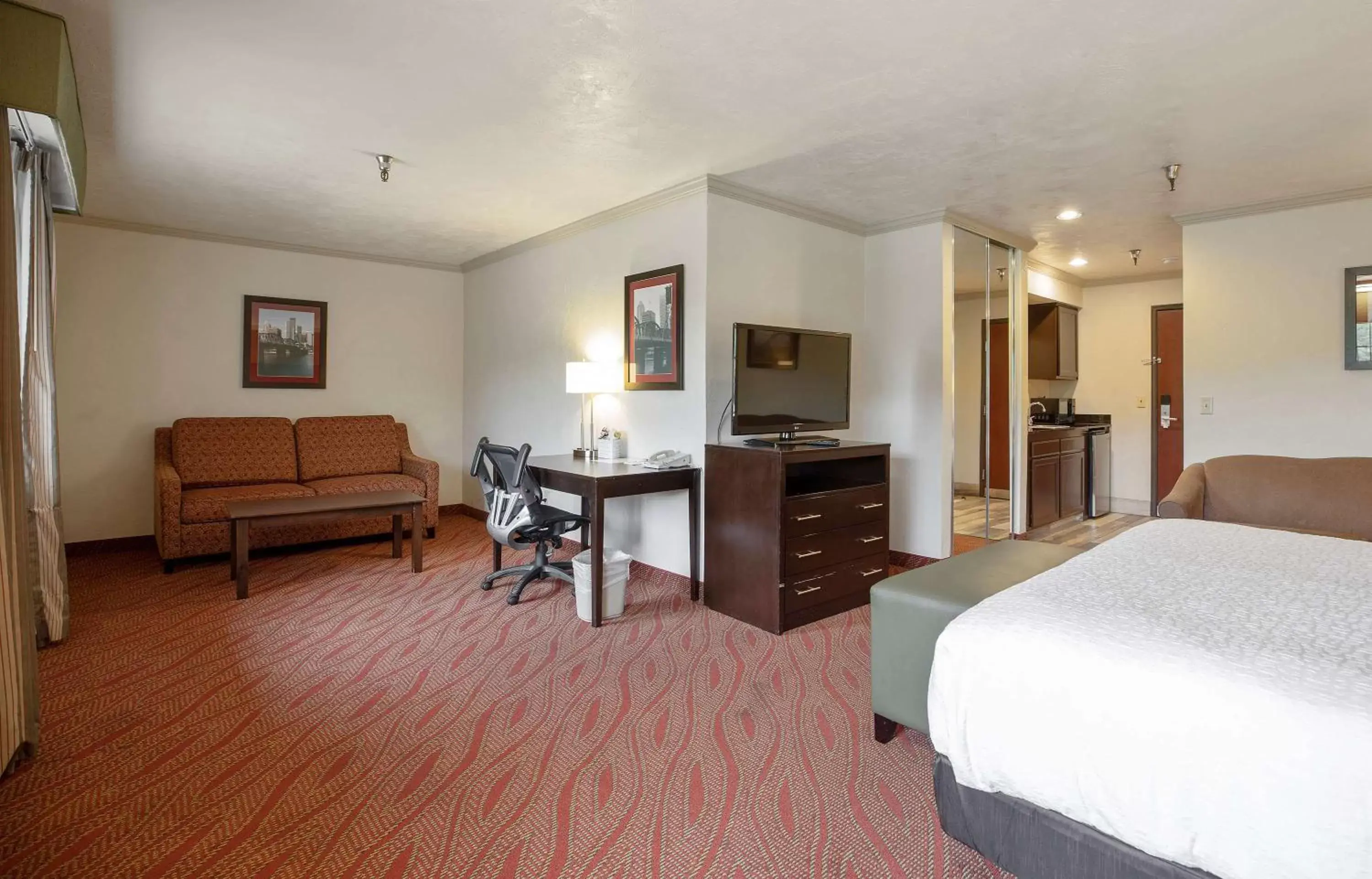 Photo of the whole room in Best Western Plus Parkway Inn