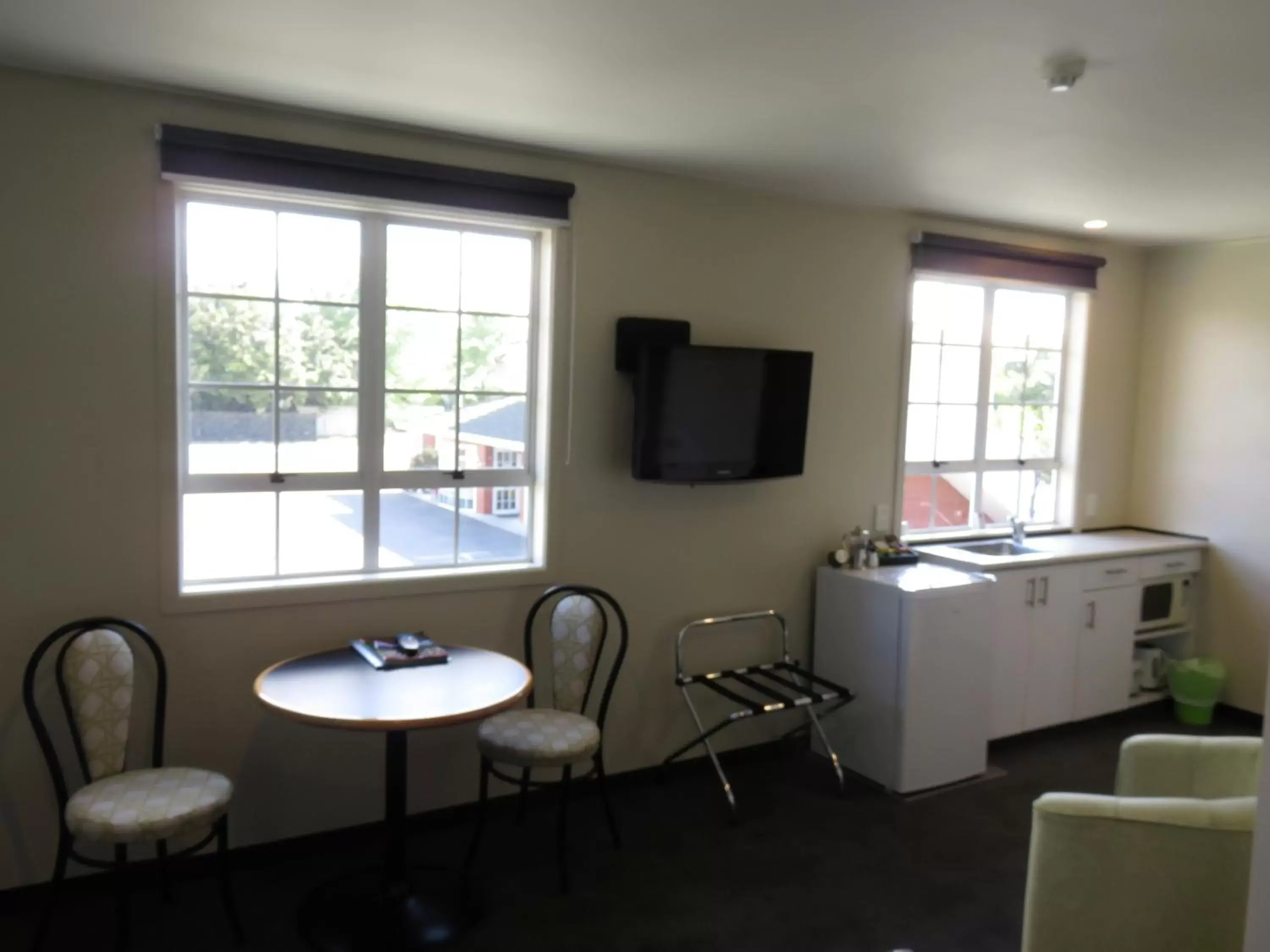 Kitchen or kitchenette, Seating Area in Admirals Motor Lodge