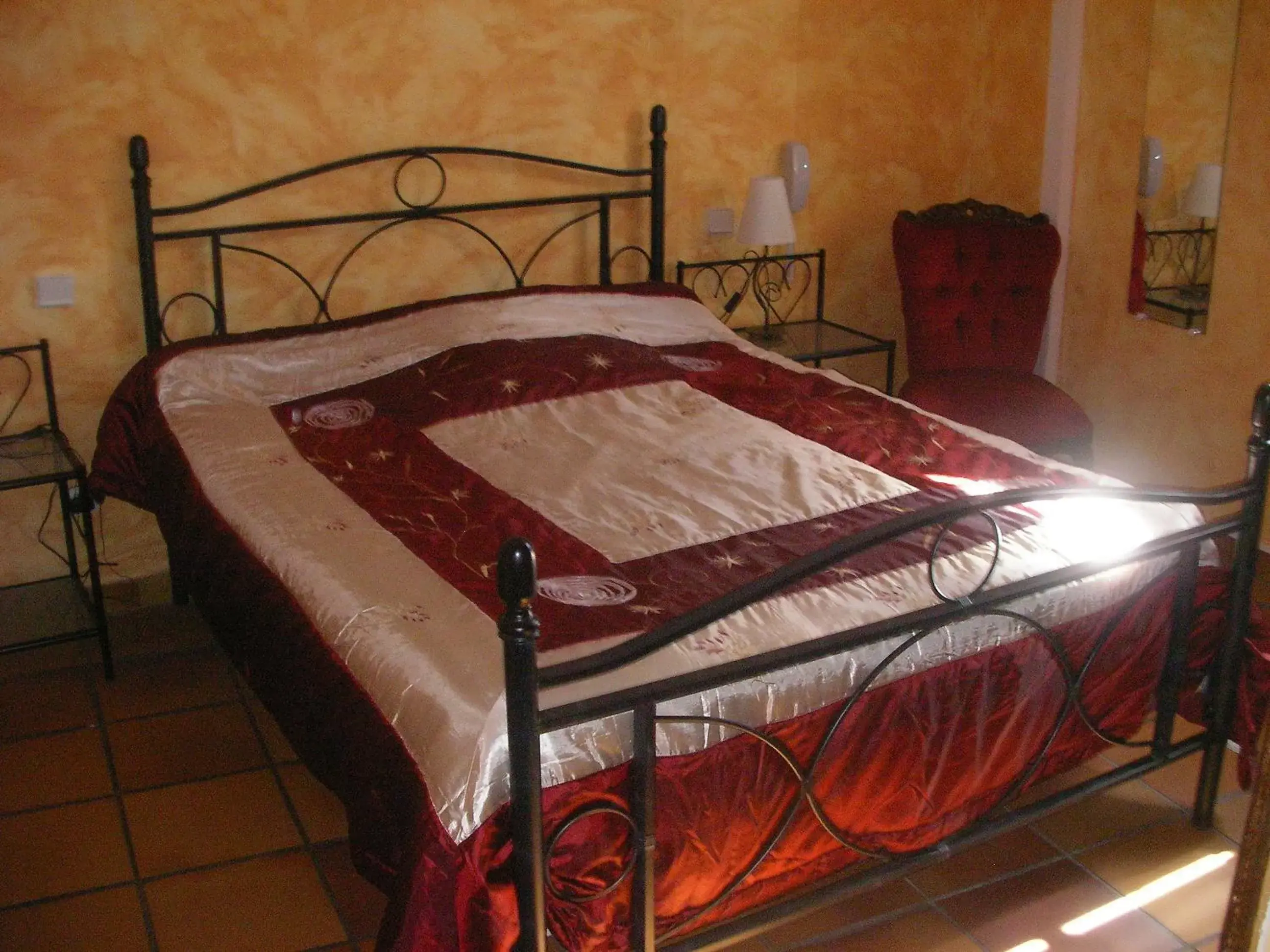 Bed in Logis Hotel Restaurant L'Esquielle