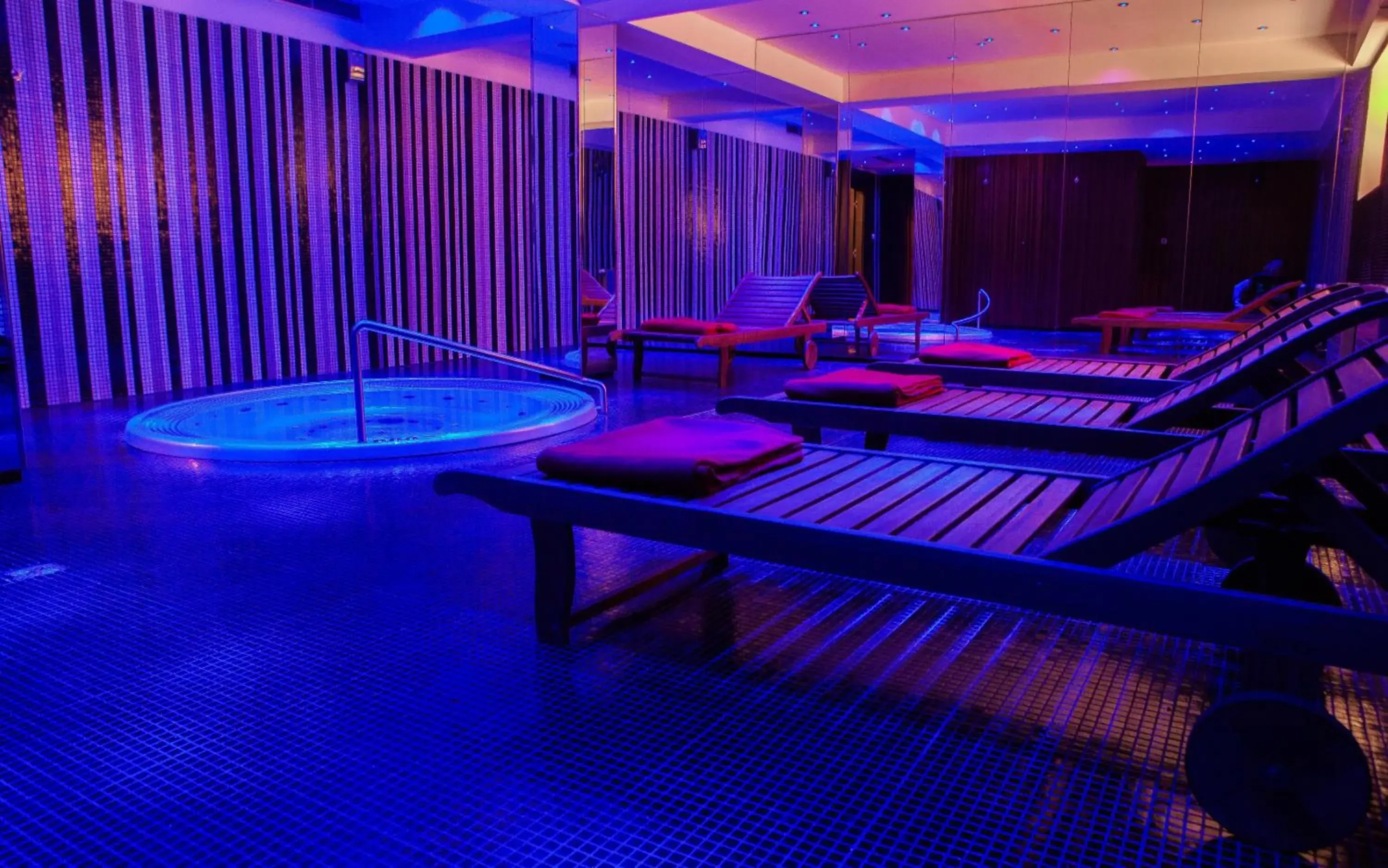 Hot Tub, Swimming Pool in Hotel Yasmin Koice