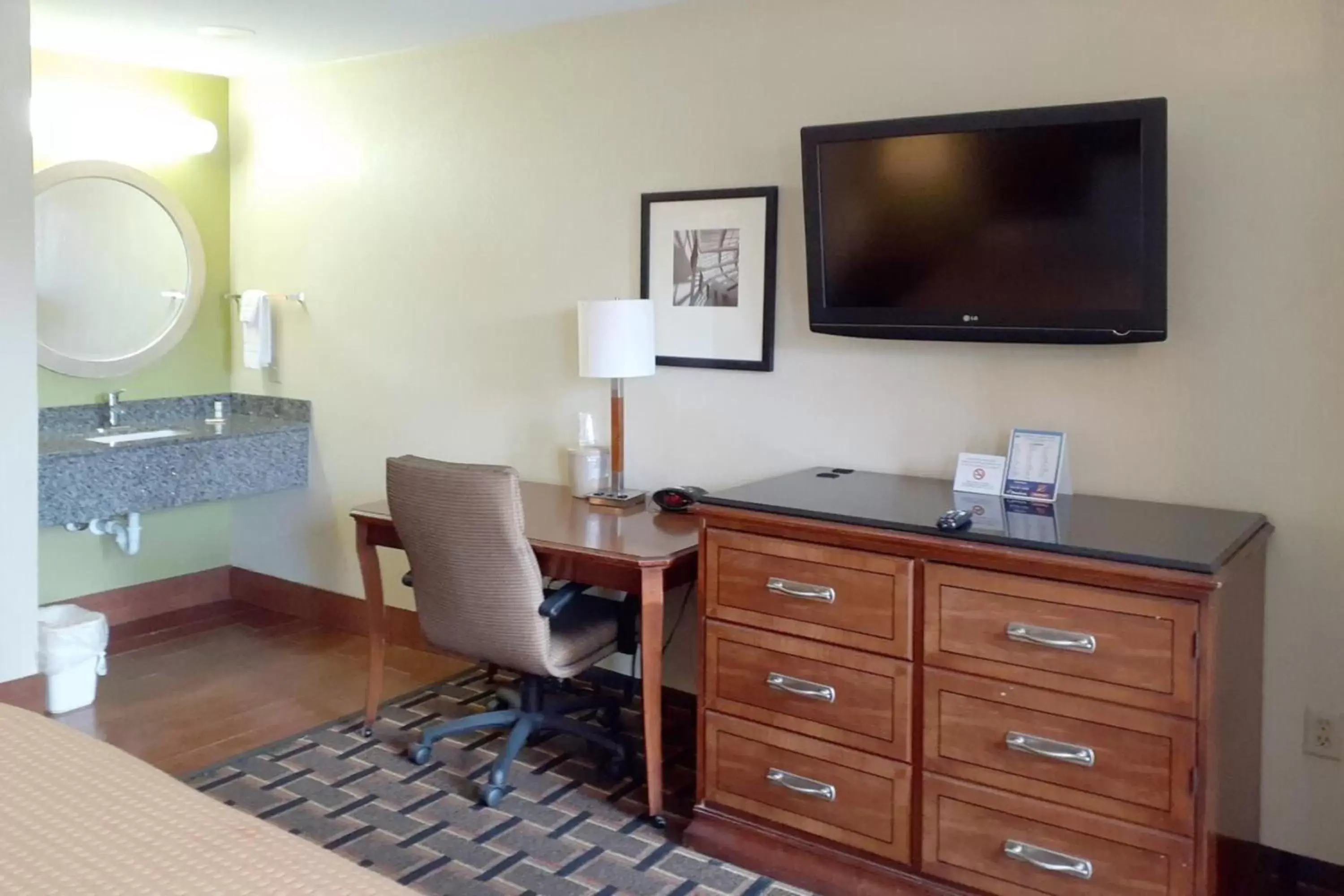 TV and multimedia, TV/Entertainment Center in Savannah Garden Hotel