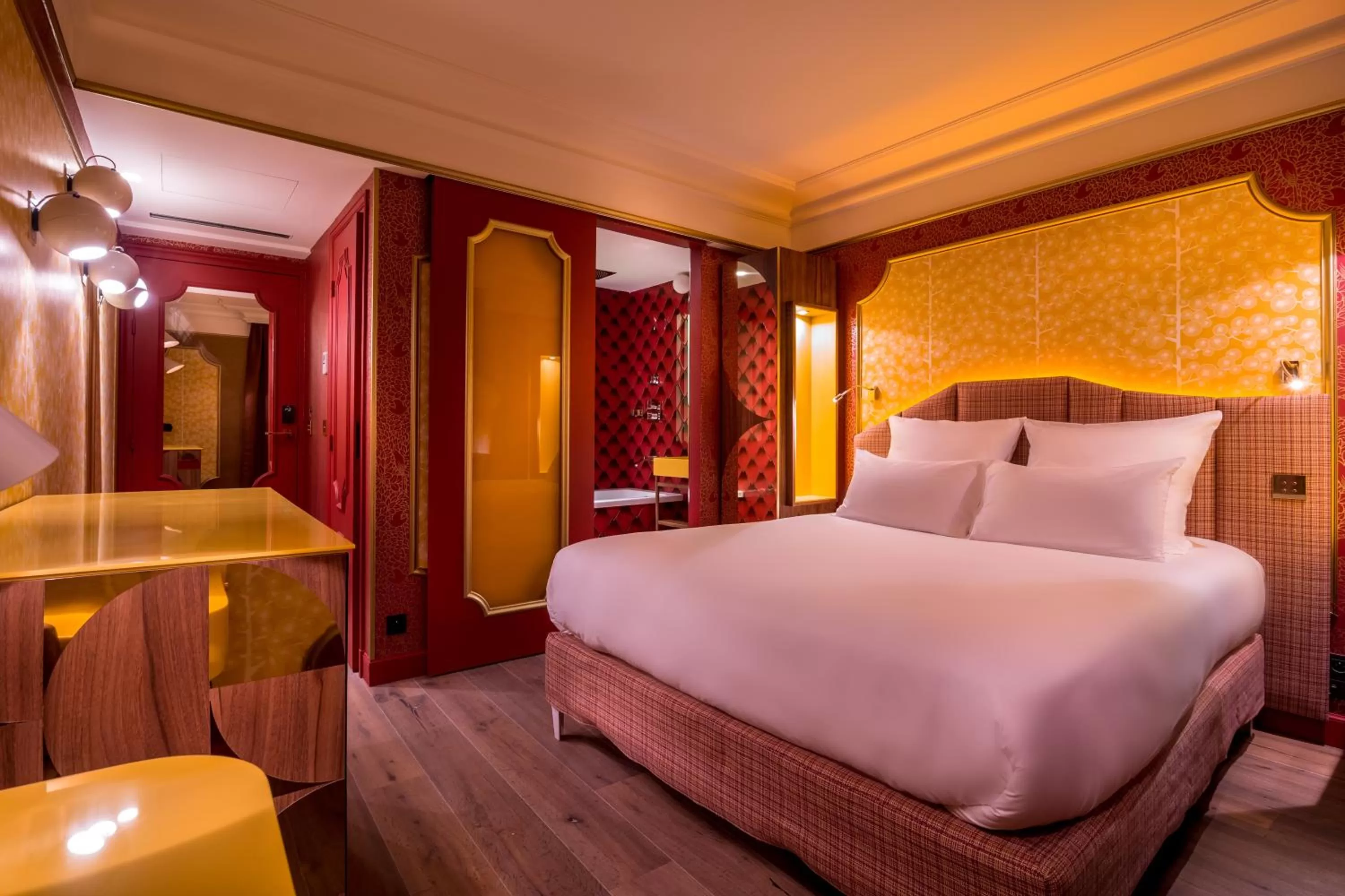 Photo of the whole room, Bed in Idol Hotel