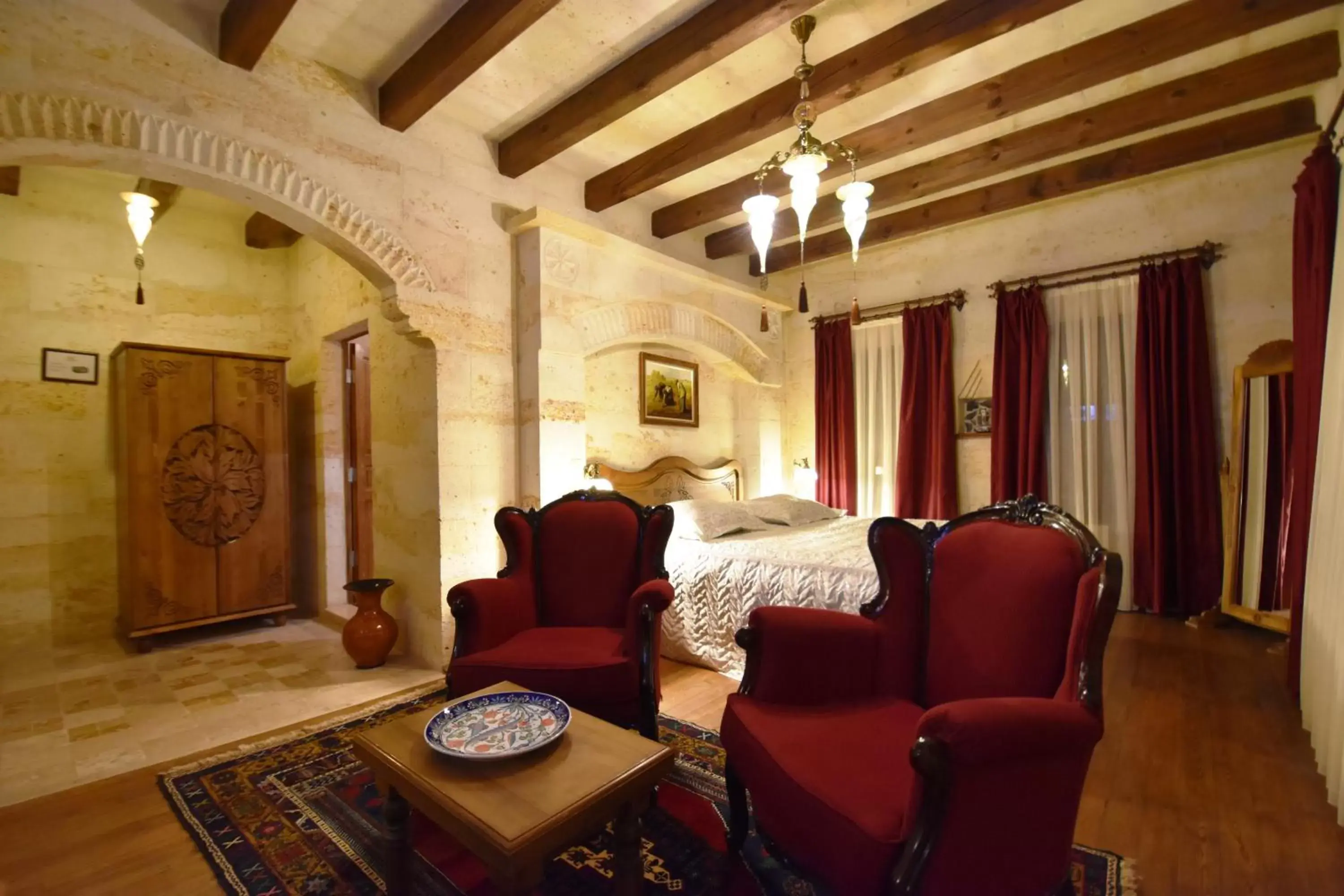 Bed, Seating Area in Harman Cave Hotel