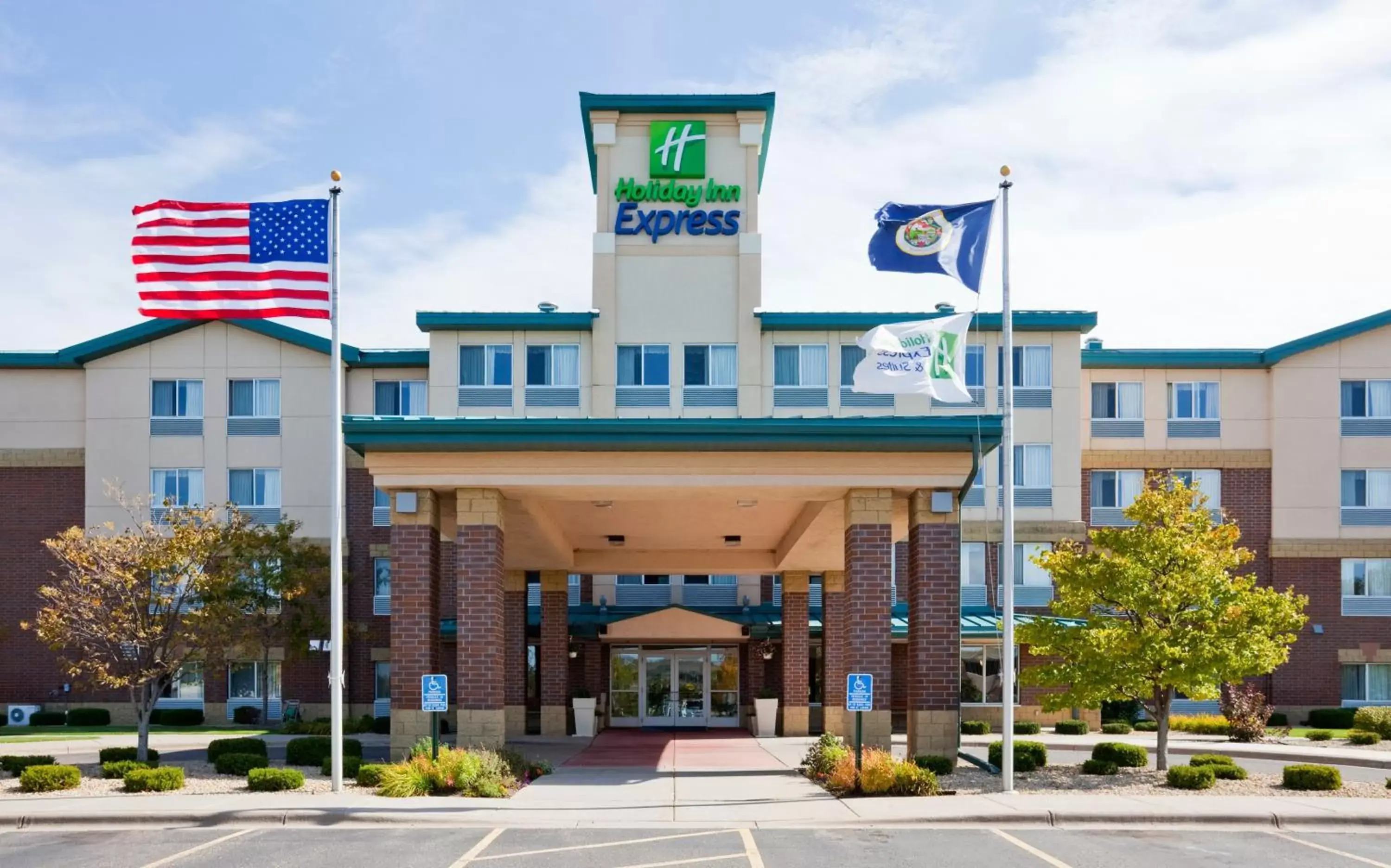 Property Building in Holiday Inn Express Hotel & Suites-St. Paul, an IHG Hotel