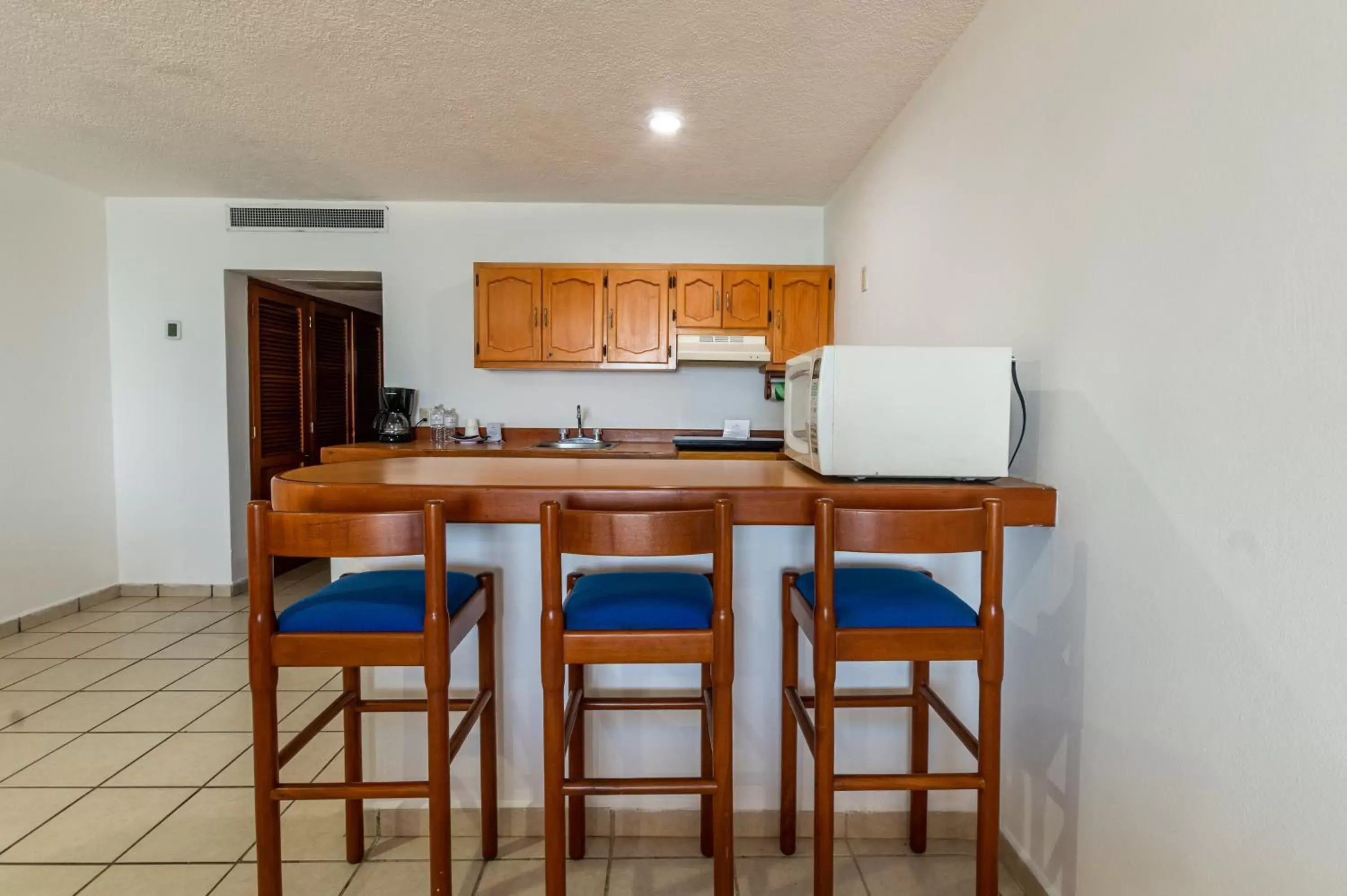 Kitchen or kitchenette, Kitchen/Kitchenette in Costa de Oro Beach Hotel