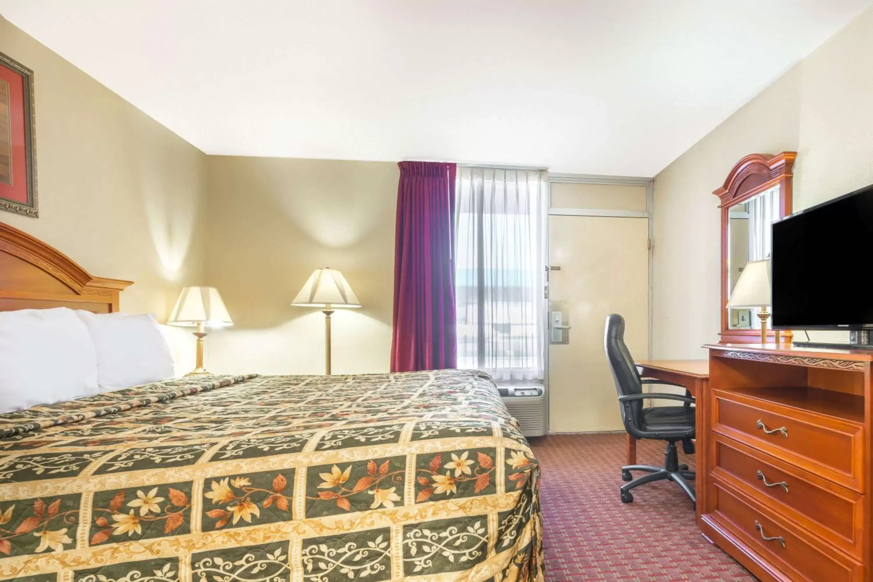 Photo of the whole room, Bed in Days Inn by Wyndham Shorter